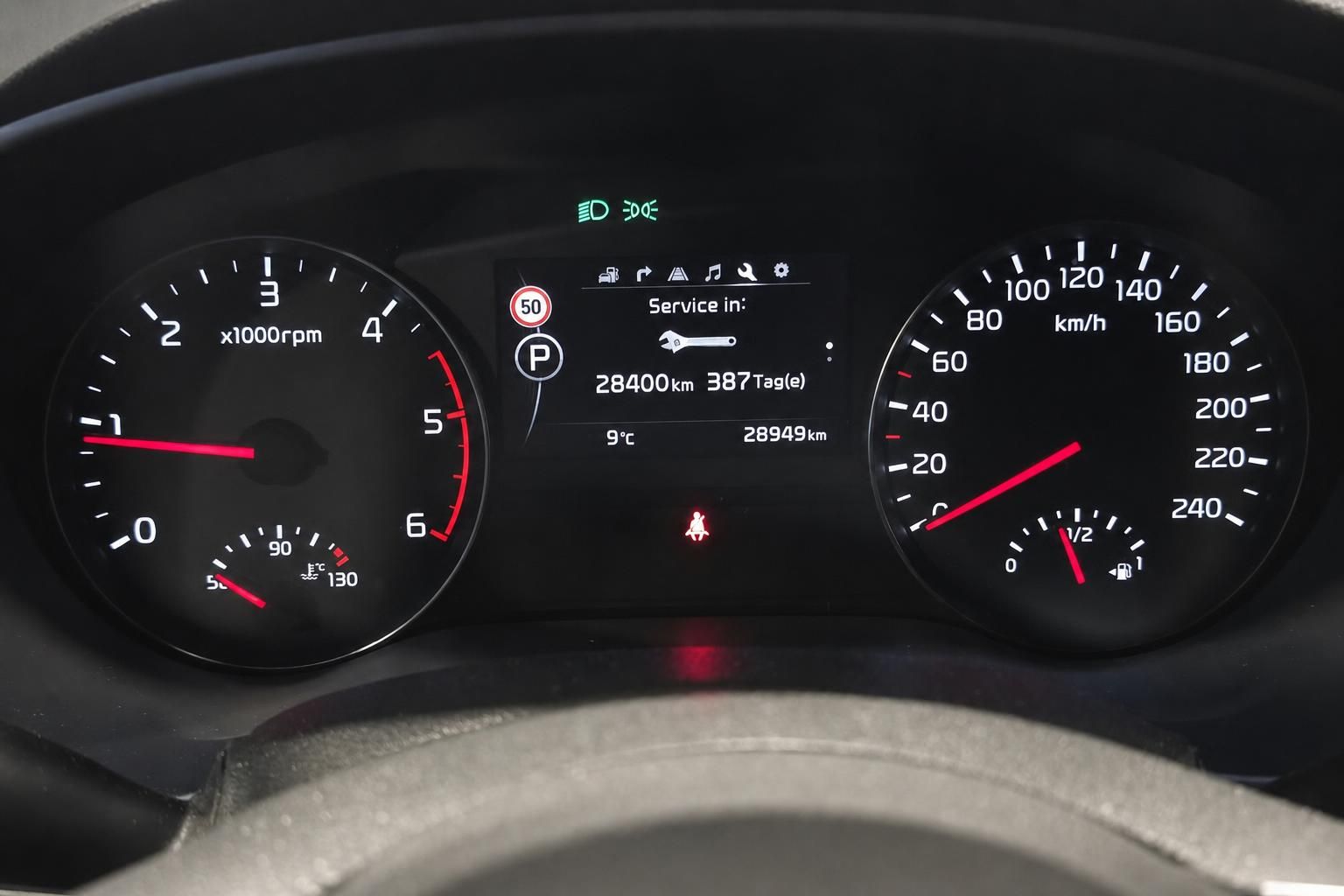 Kia Sportage Tacho mit Kilometerstand und Serviceanzeige im Detail