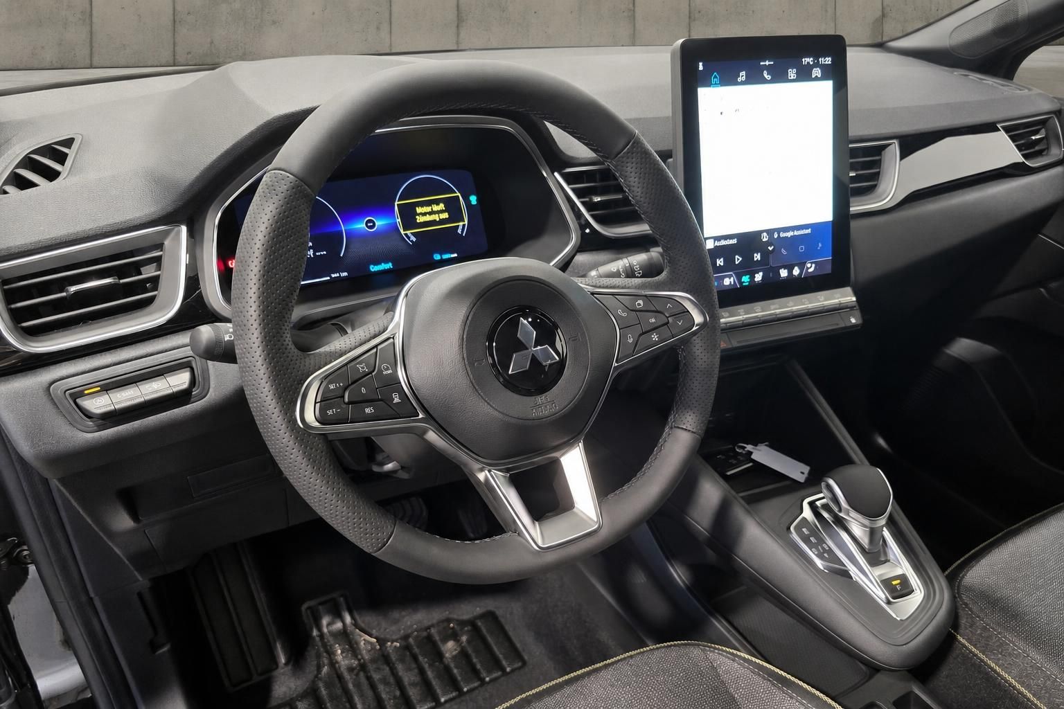 Mitsubishi Cockpit mit Lenkrad, Digitaltacho und Touchscreen