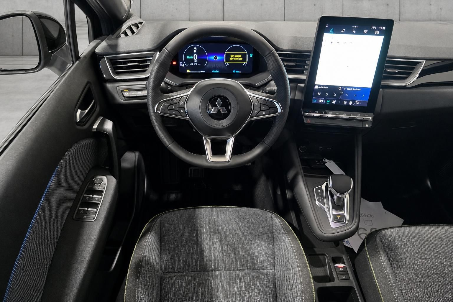 Mitsubishi Fahrerplatz mit Lenkrad und großem Infotainment-Display