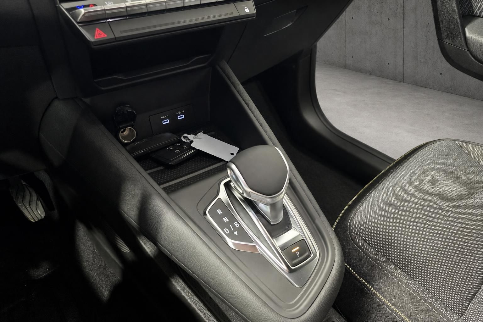 Mittelkonsole mit Automatikschalthebel und USB-Anschluessen im Fahrzeuginnenraum