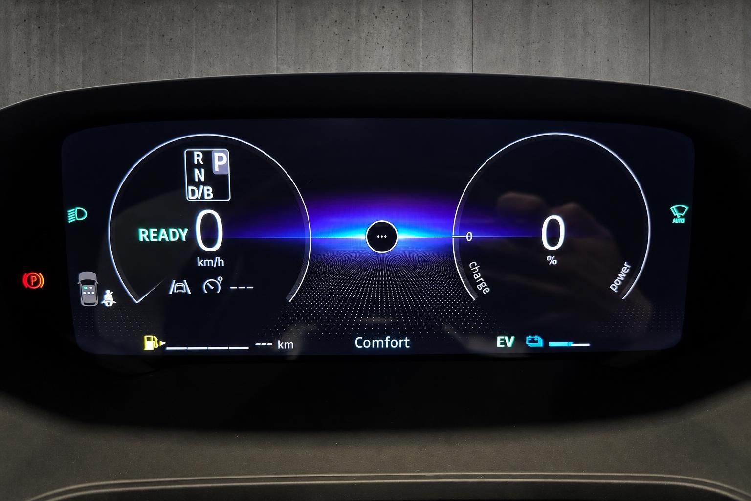 Digitales Kombiinstrument eines Elektrofahrzeugs mit Ladezustand und Ready-Anzeige