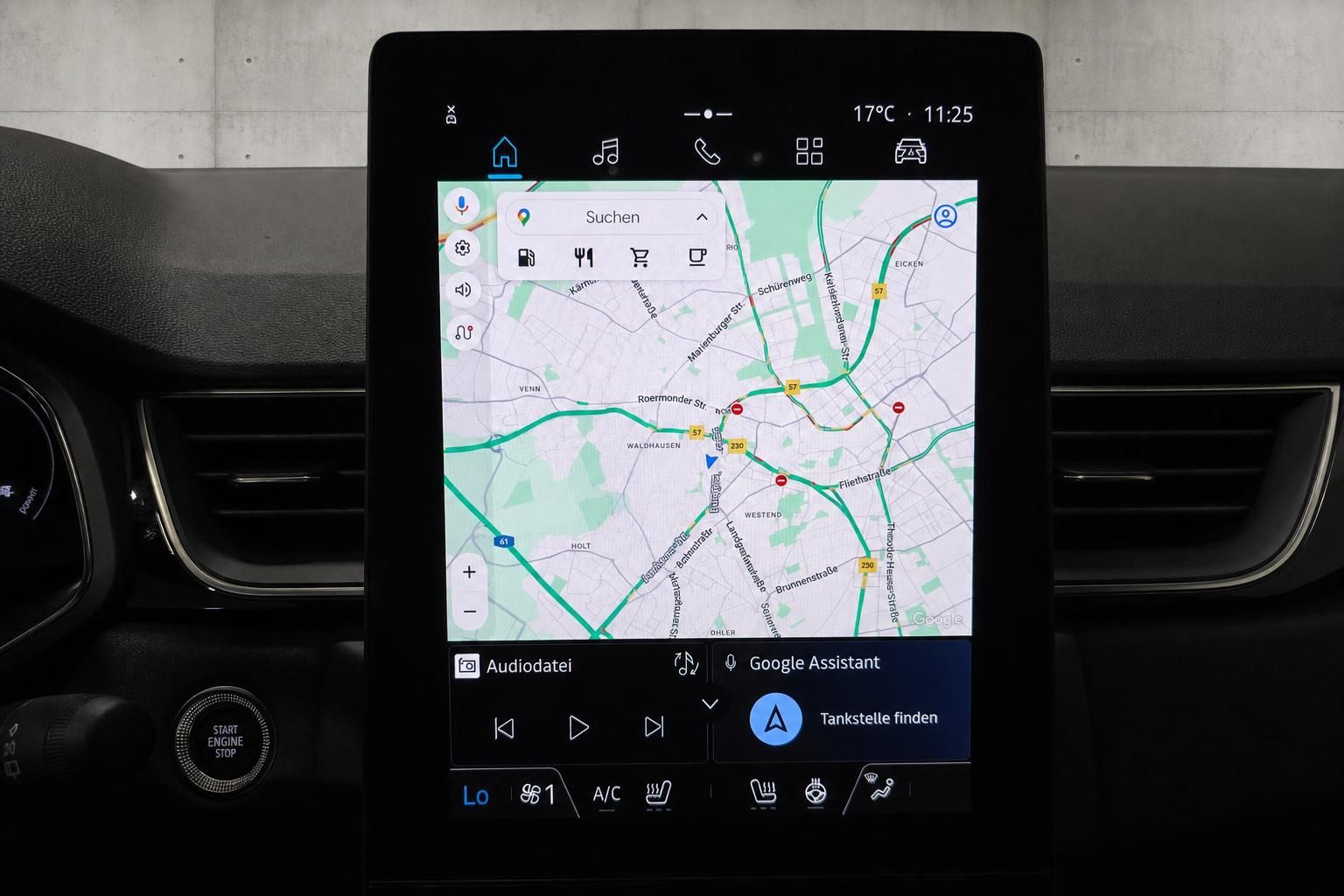 Infotainment-Bildschirm mit Navigationskarte und Google Assistant im Fahrzeug