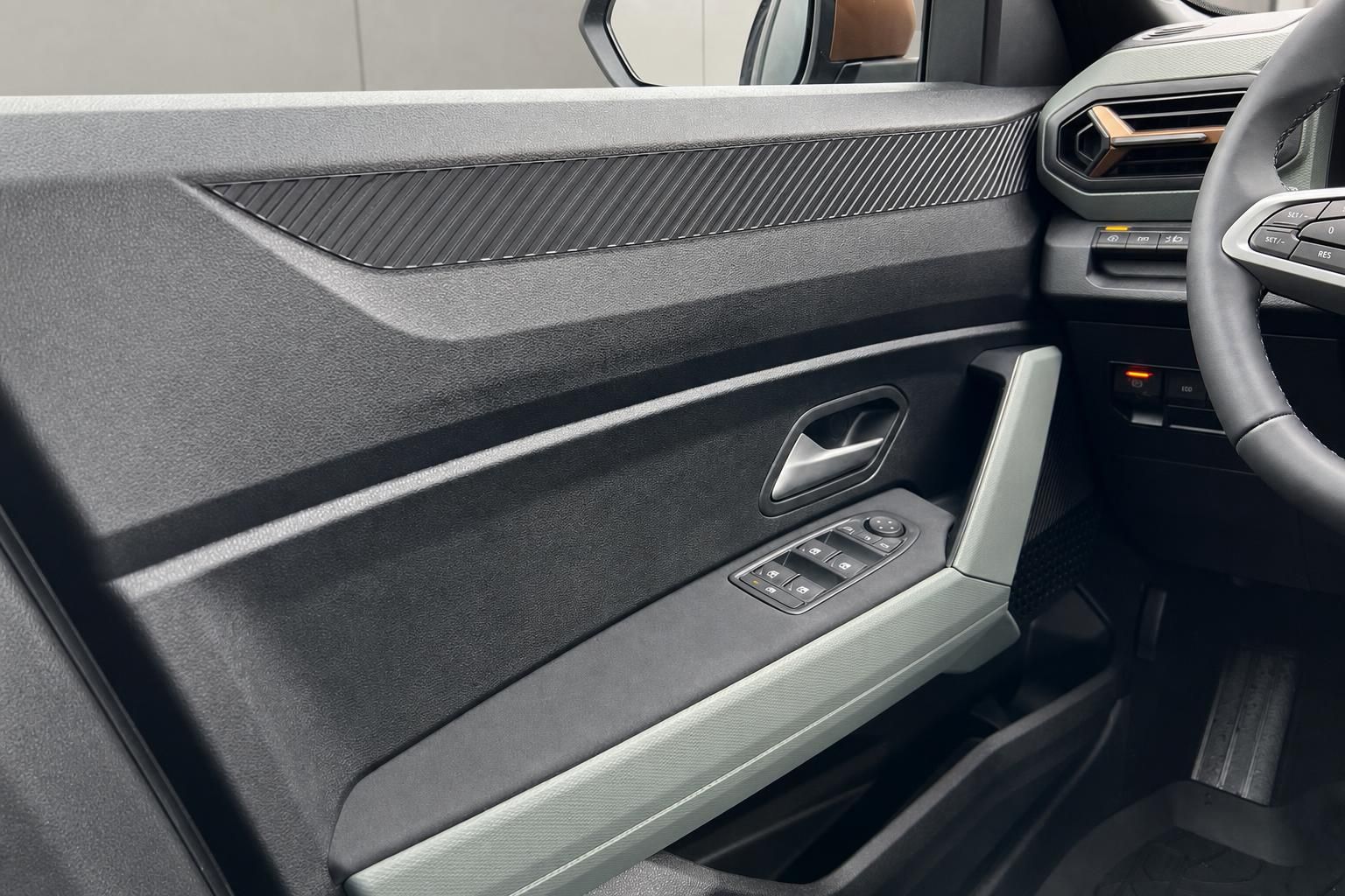 Fahrzeug Türverkleidung mit Carbon-Optik und elektrischen Fensterhebern