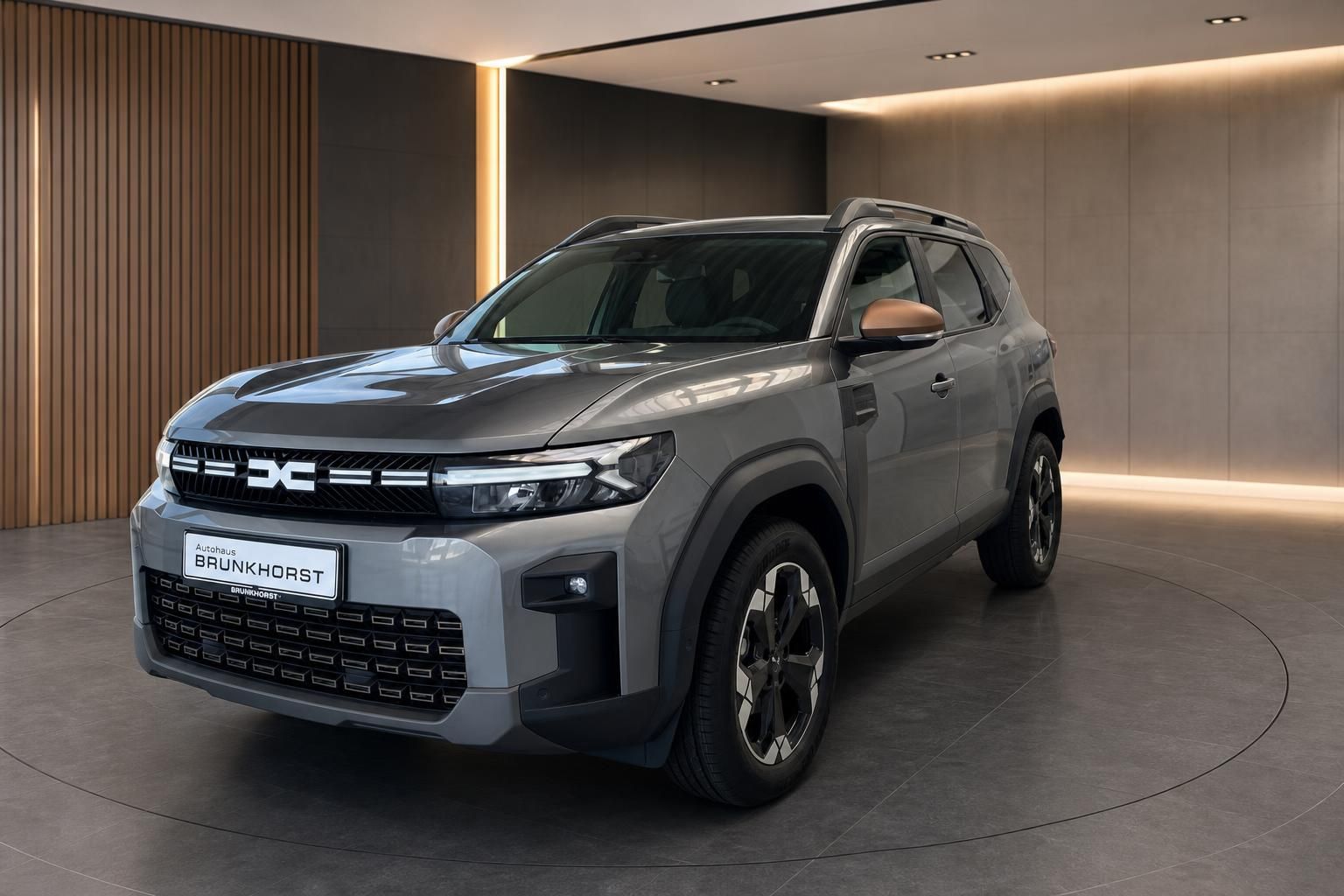 Dacia Bigster SUV grau im Autohaus Showroom - Frontansicht mit modernem Design