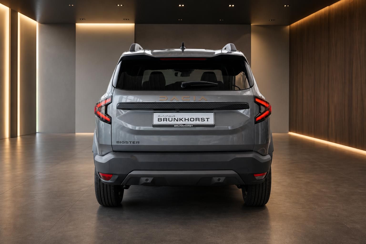 Dacia Bigster SUV grau - Heckansicht mit LED-Rücklichtern im Autohaus