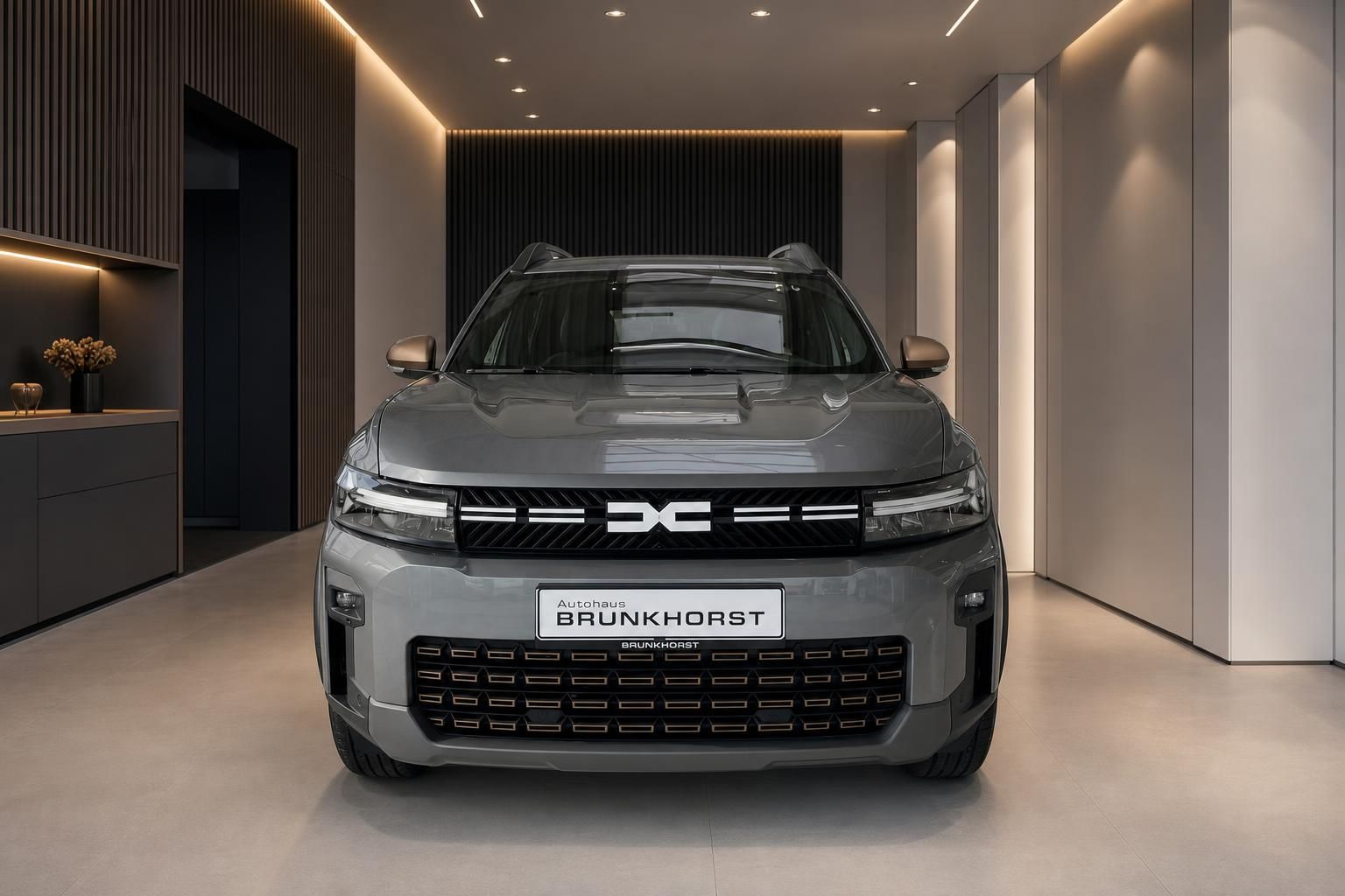 Dacia Bigster SUV grau - Frontansicht im Autohaus Showroom mit elegantem Design