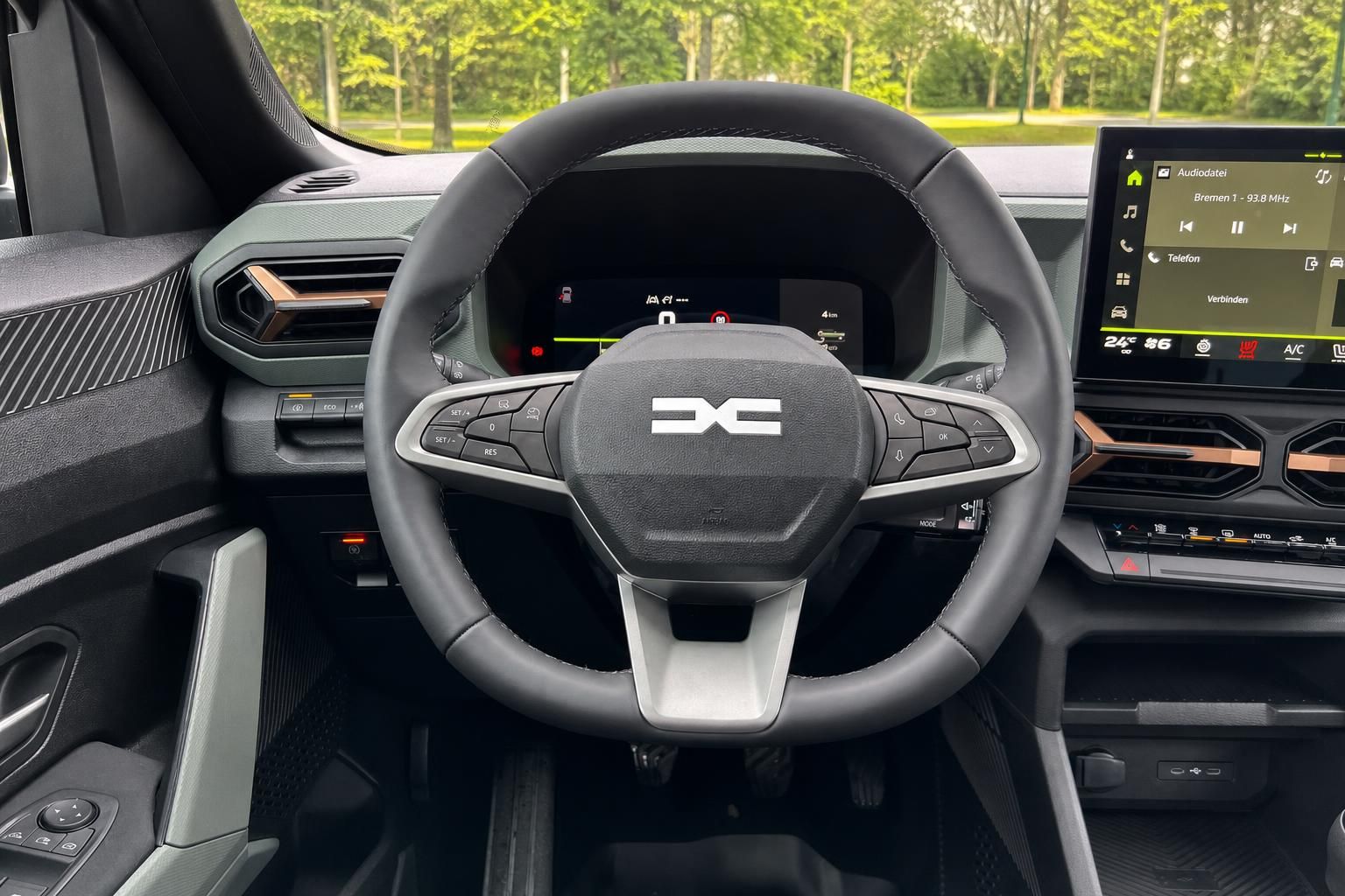 Fahrzeug Cockpit mit Lenkrad, digitalem Display und modernem Infotainment-System