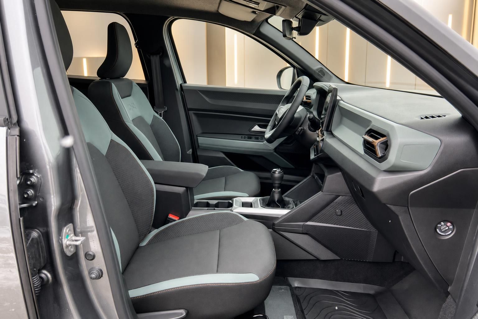 Fahrzeug Innenraum mit modernen Sitzen und hellem Design - Sicht auf Vordersitze und Dashboard