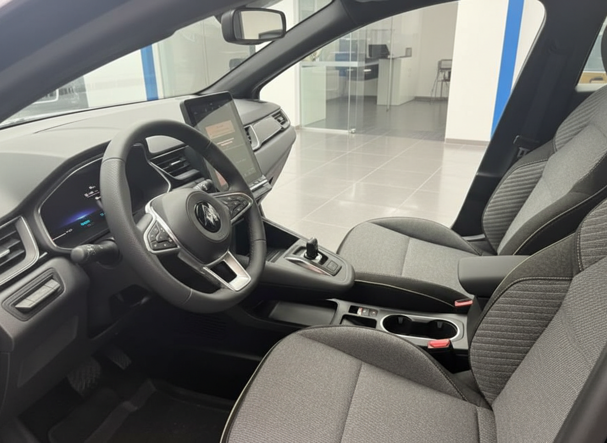 MG Fahrzeug Innenraum mit Lenkrad, Infotainment-Display und grauen Stoffsitzen im Autohaus