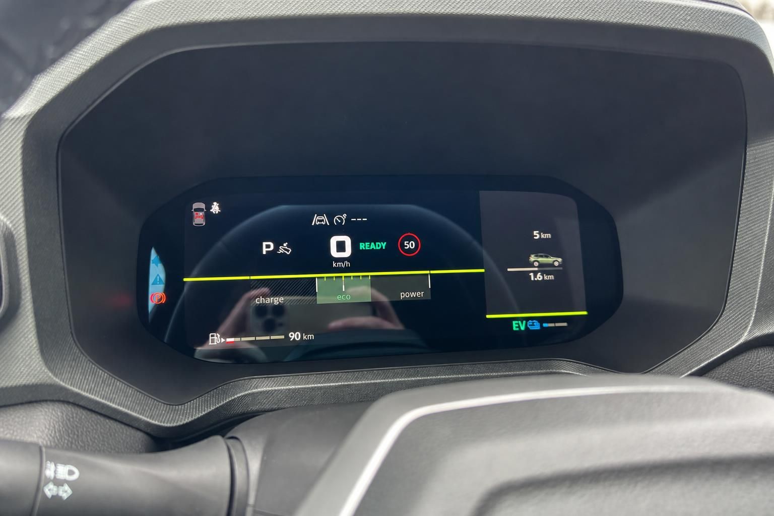 Digitales Armaturenbrett mit Elektrofahrzeug-Display und Eco-Modus im modernen PKW-Innenraum