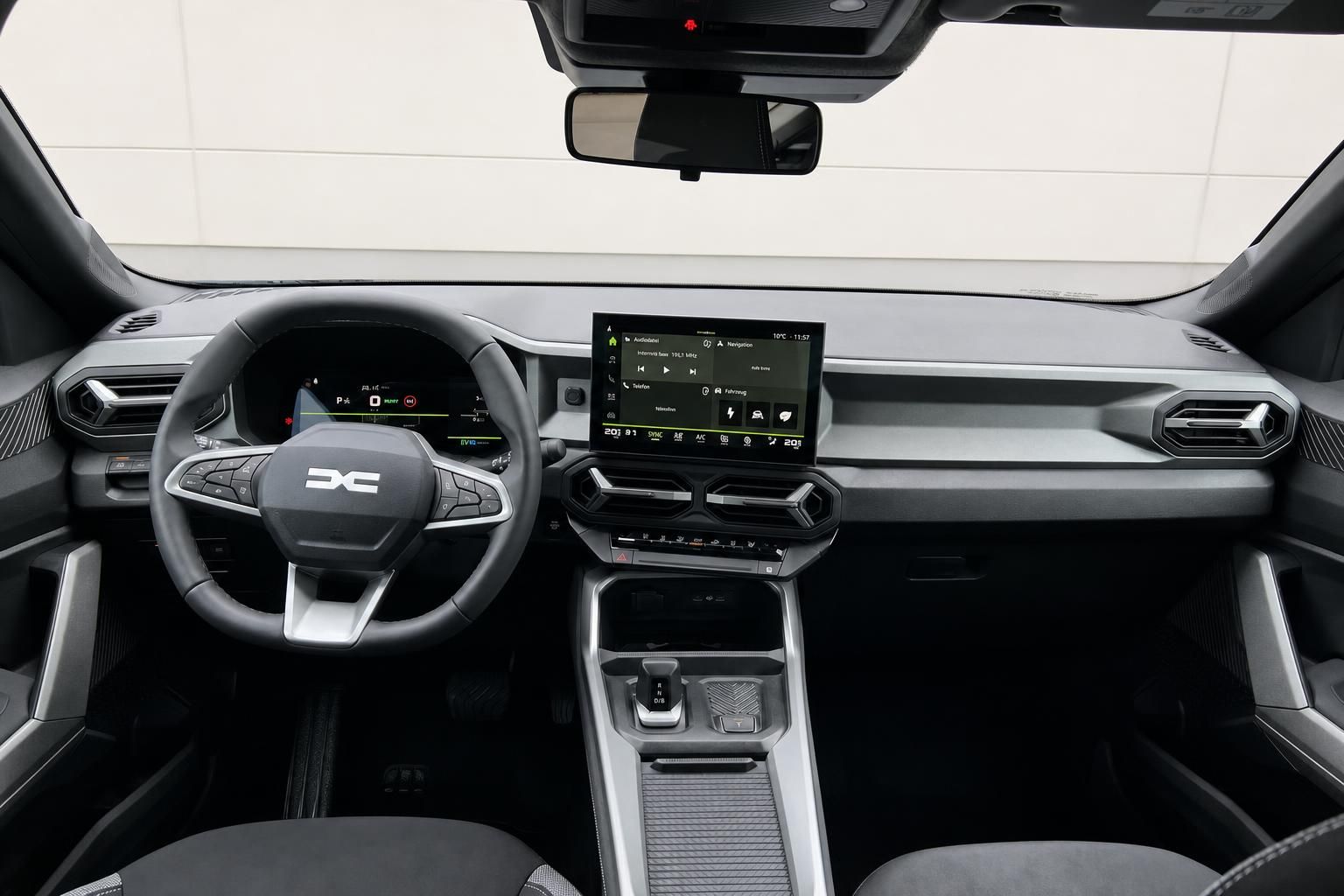 Dacia SUV Innenraum - modernes Cockpit mit Touchscreen Display und Multifunktionslenkrad