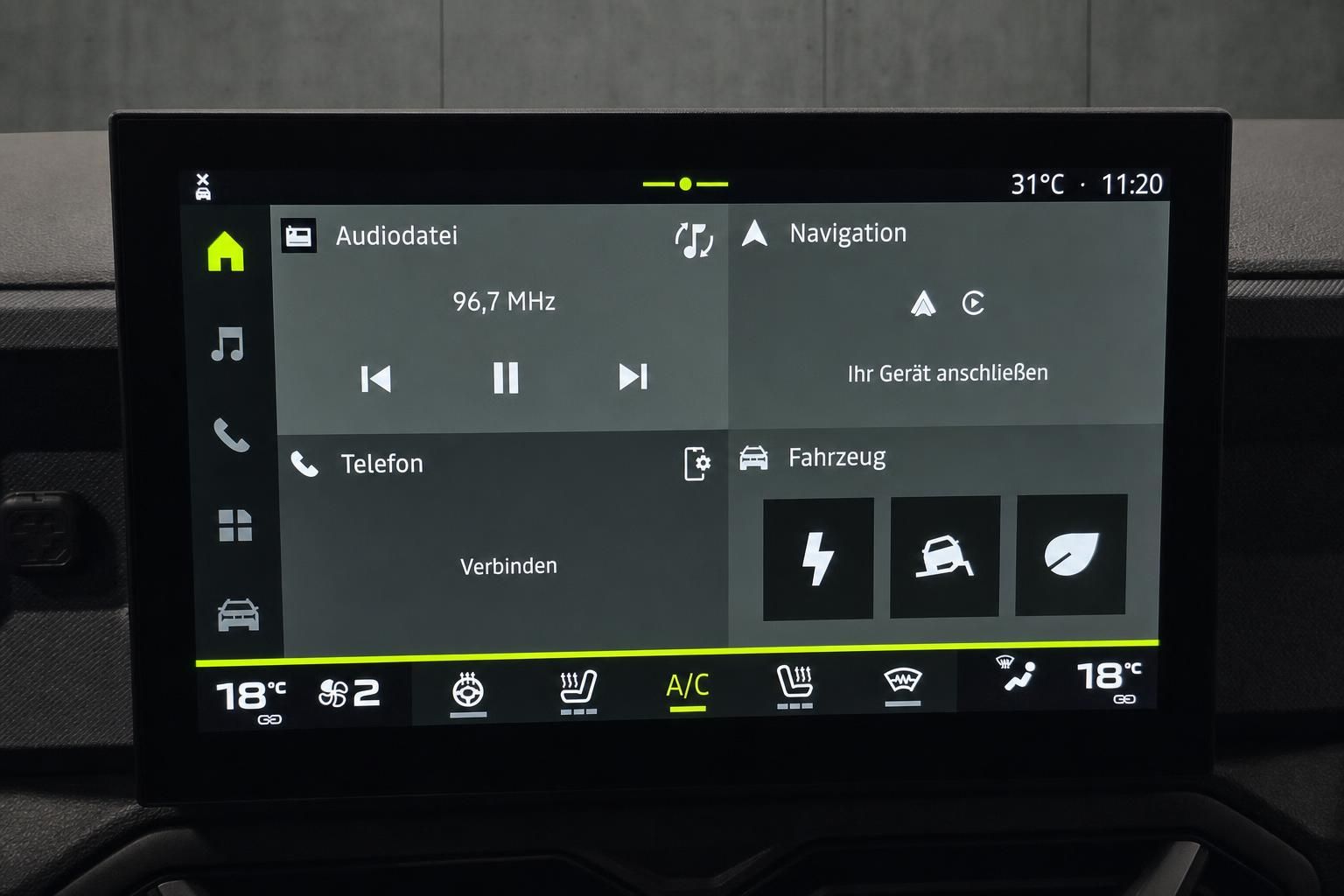 Infotainment-Display mit Navigation und Klimabedienung im Fahrzeug