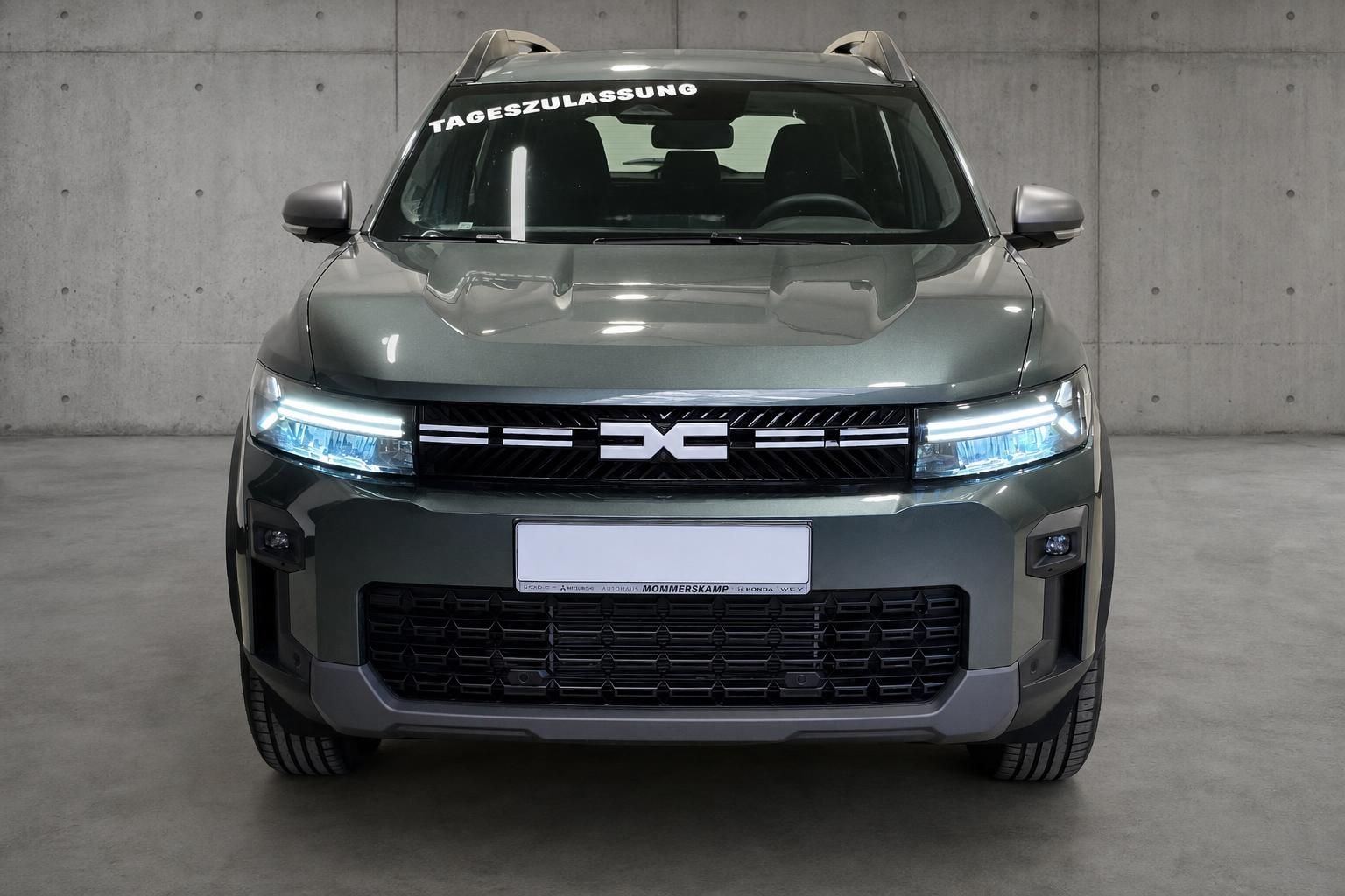 Dacia Bigster SUV in Gruen Frontansicht mit Tageszulassung