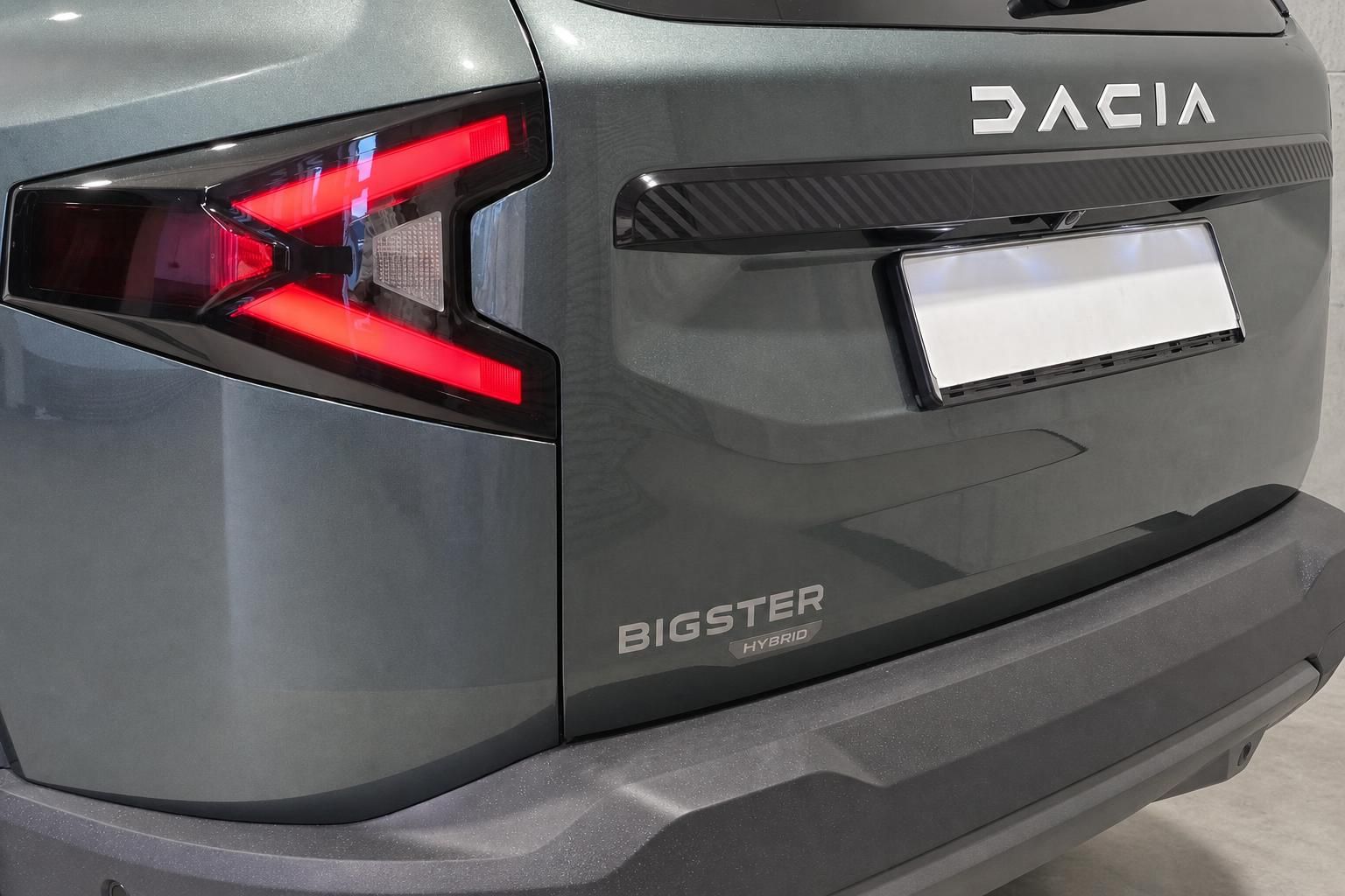 Dacia Bigster Hybrid Heckleuchte und Schriftzug Nahaufnahme