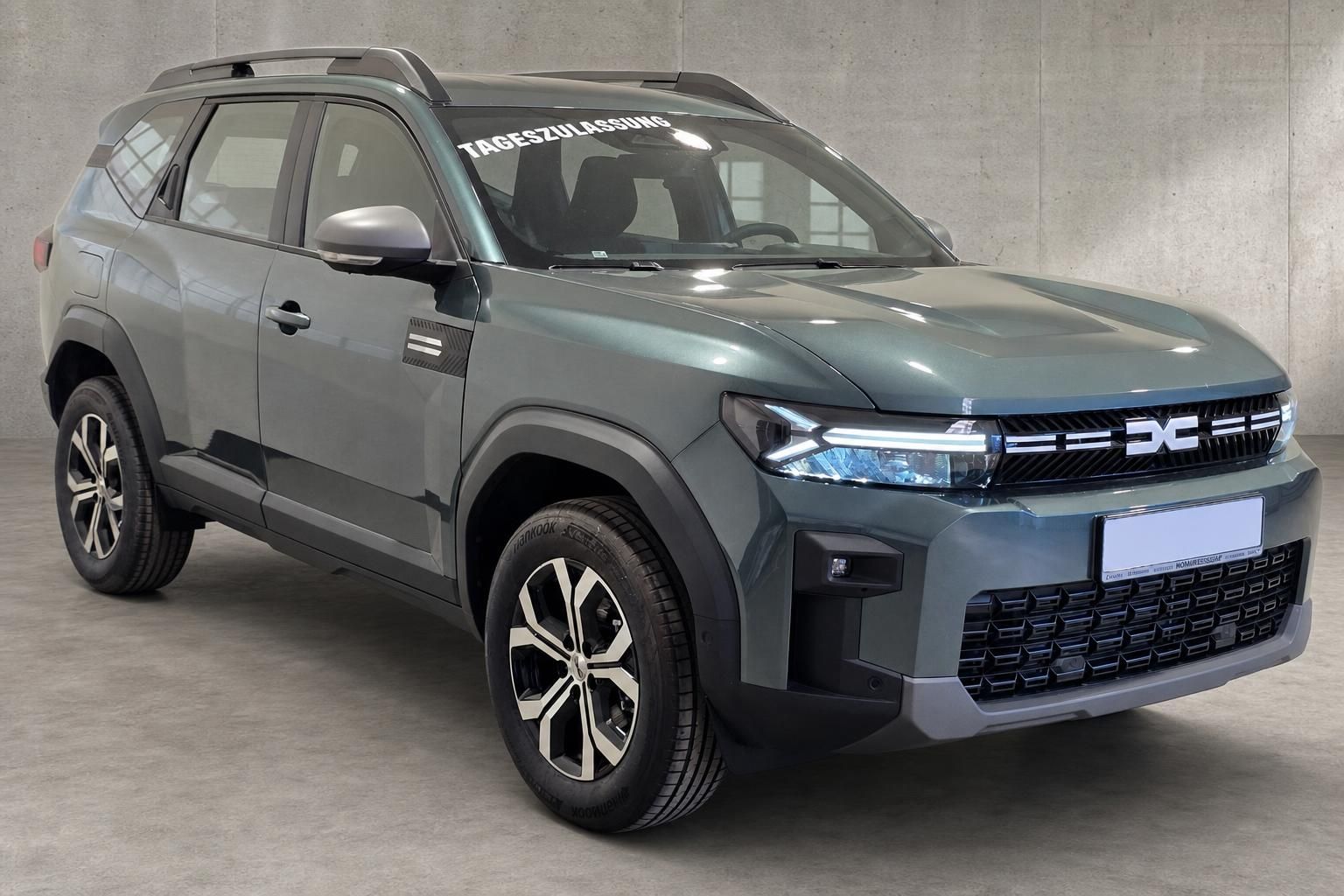 Dacia Bigster SUV grün, Frontansicht mit Kühlergrill in Halle