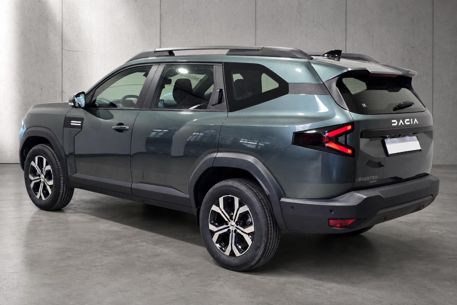 Dacia Bigster SUV grün, Heckansicht schräg von hinten