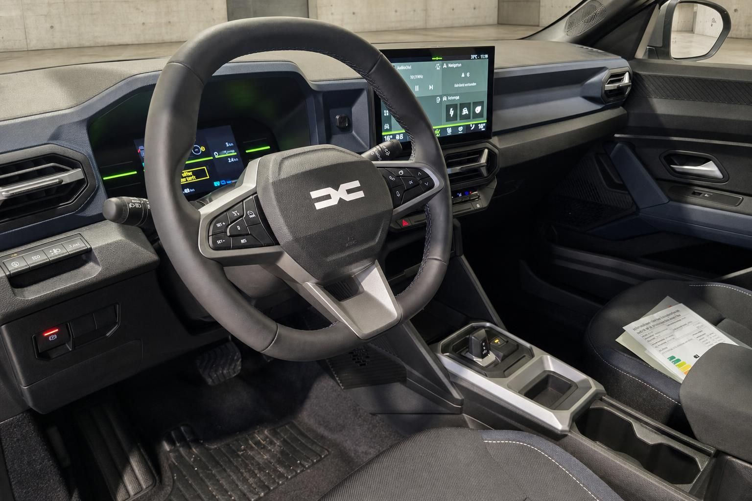 Dacia Bigster Innenraum, Cockpit mit Lenkrad und Display