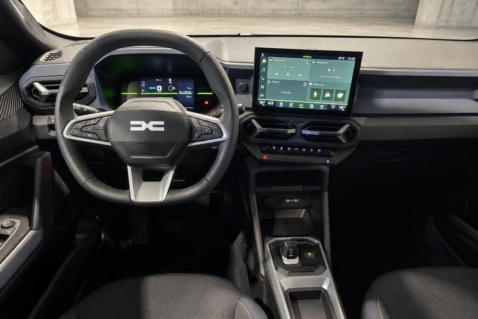 Cockpit mit Lenkrad, Digitaltacho und Infotainment-Display im Elektrofahrzeug