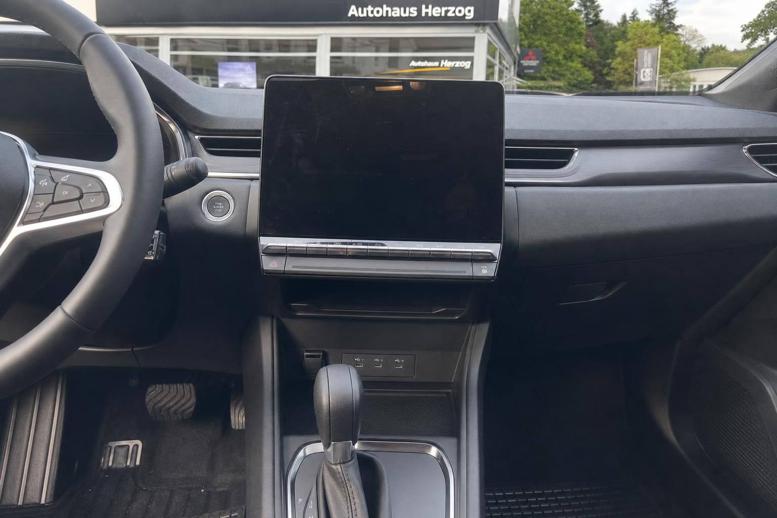 Fahrzeug Innenraum Mittelkonsole mit Touchscreen Display und Automatikgetriebe