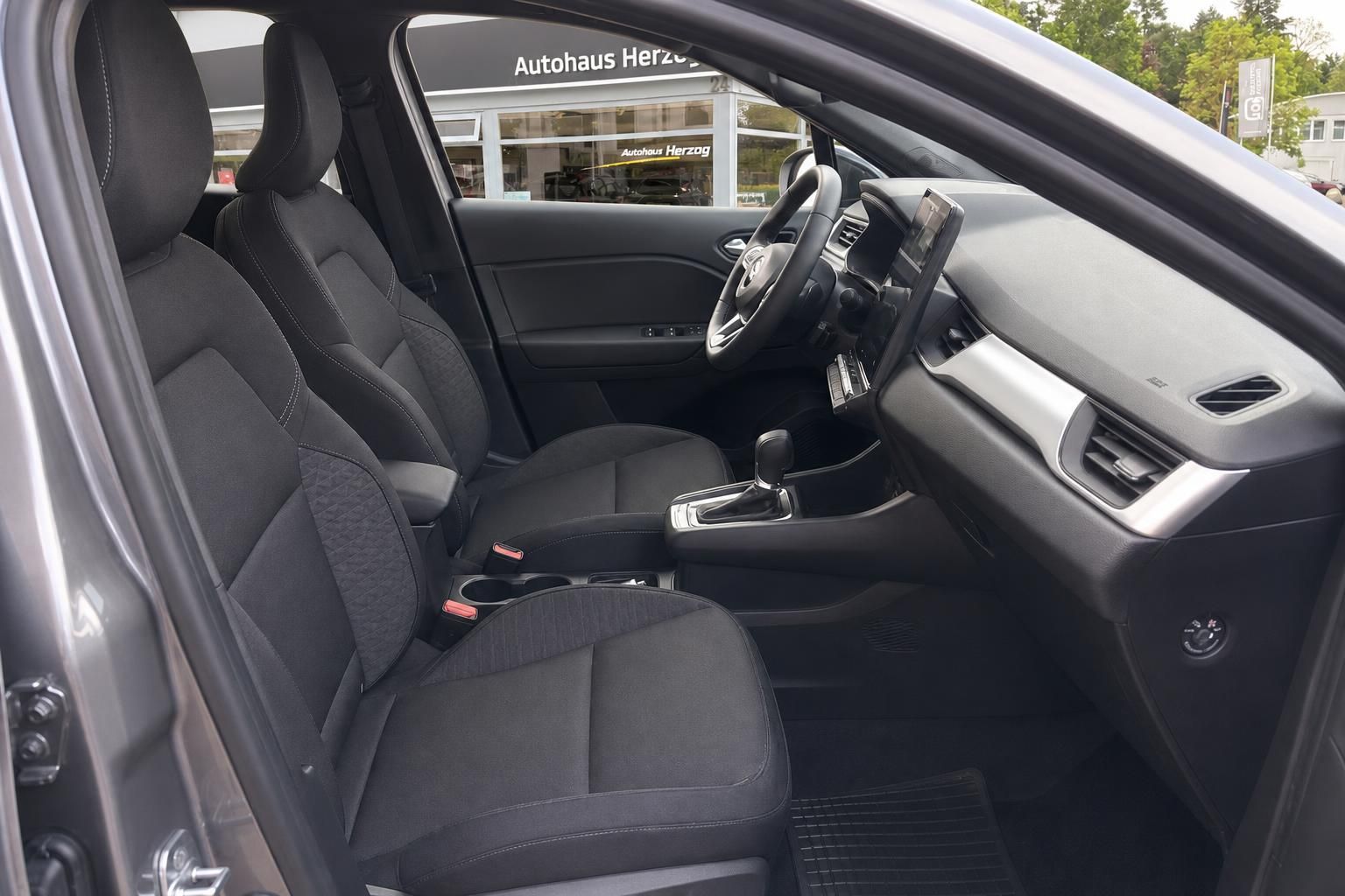 Schwarzes Fahrzeuginterieur mit Stoffsitzen und Schaltgetriebe - modernes Cockpit Design