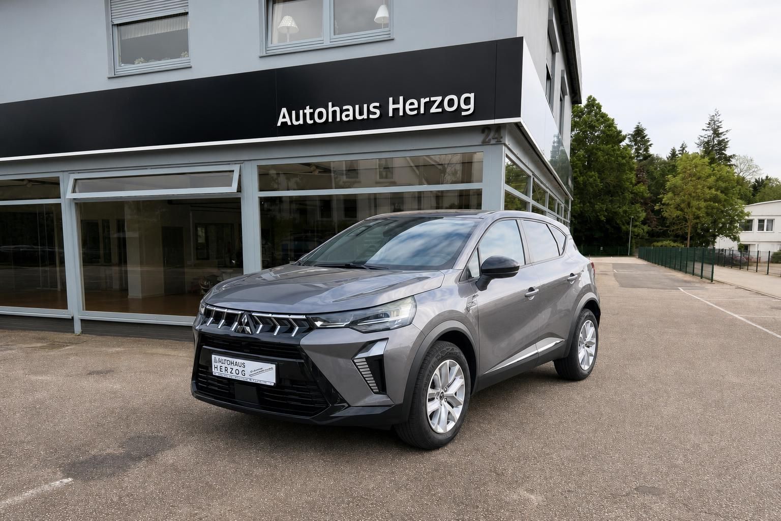 Mitsubishi ASX in grau vor Autohaus - Dreiviertel-Frontansicht zeigt elegante Linienführung