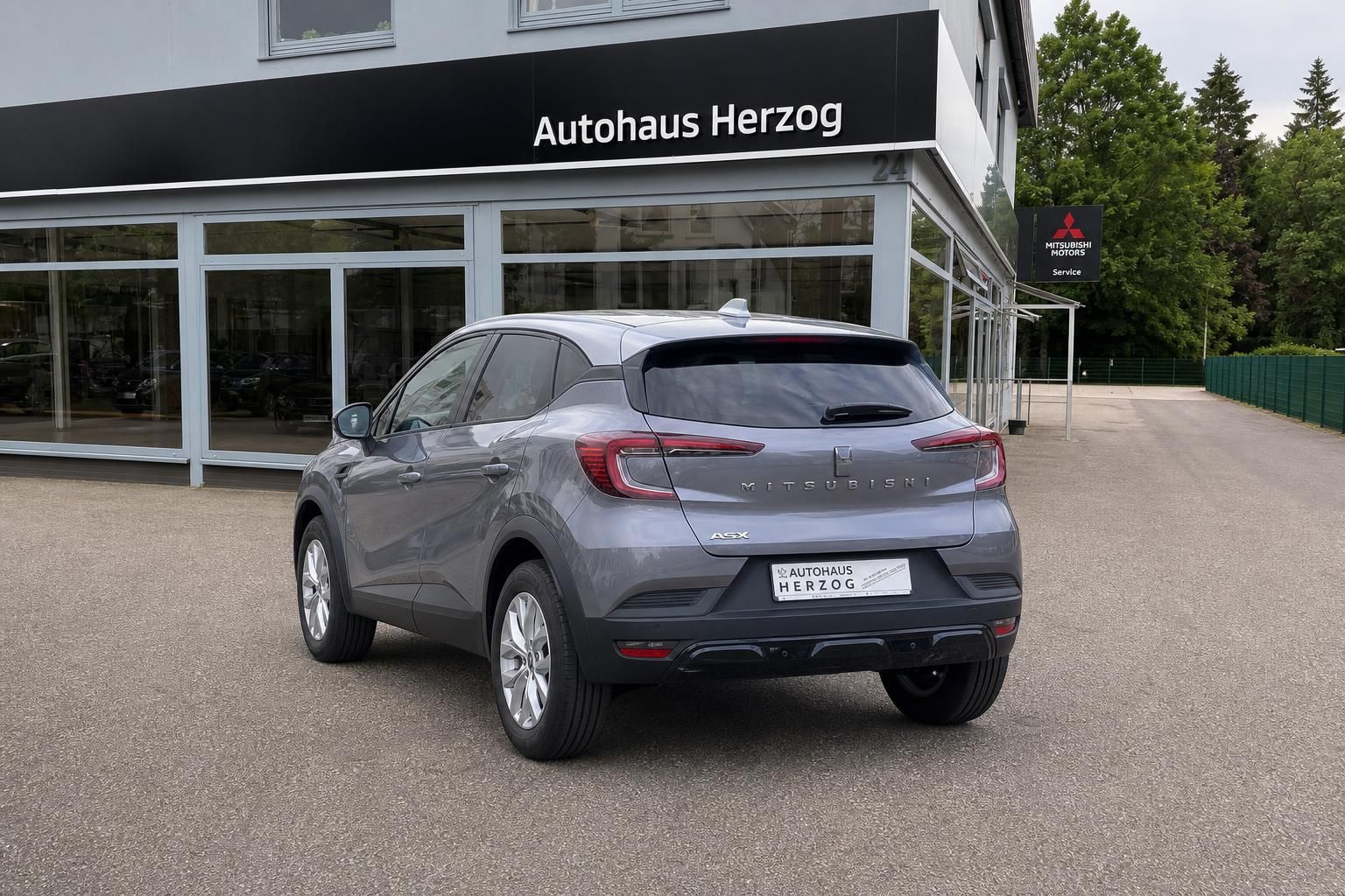 Mitsubishi ASX Heckansicht grau metallic vor Autohaus Herzog Showroom