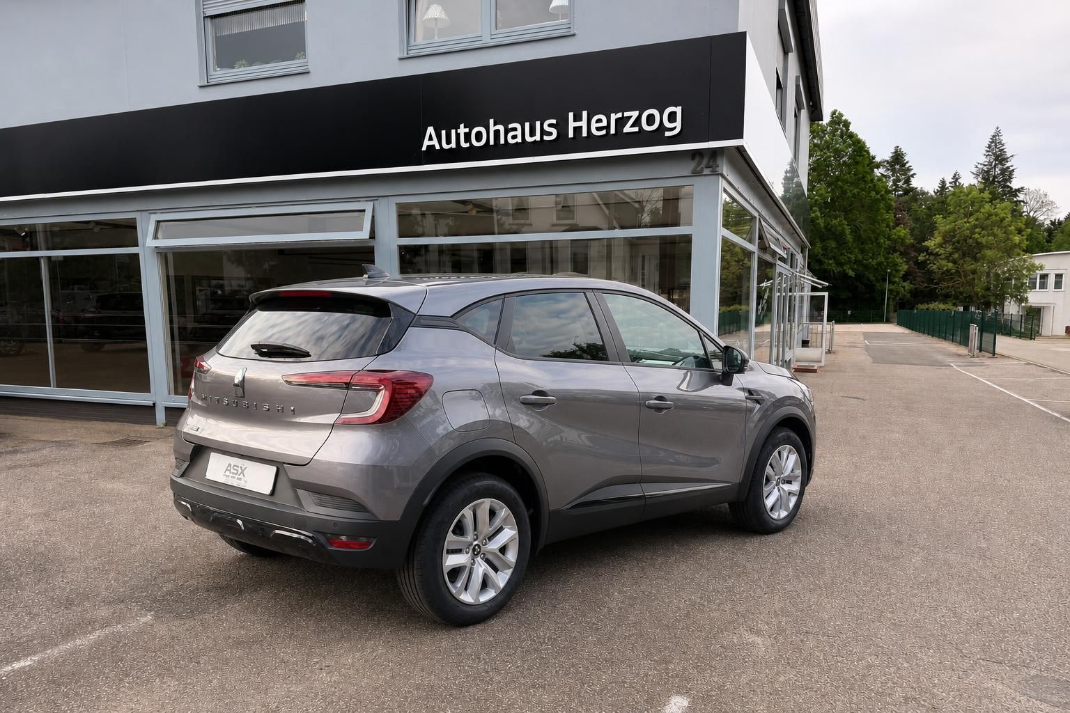 Grauer Mitsubishi SUV schräge Heckansicht - kompakter Crossover mit deutschem Kennzeichen