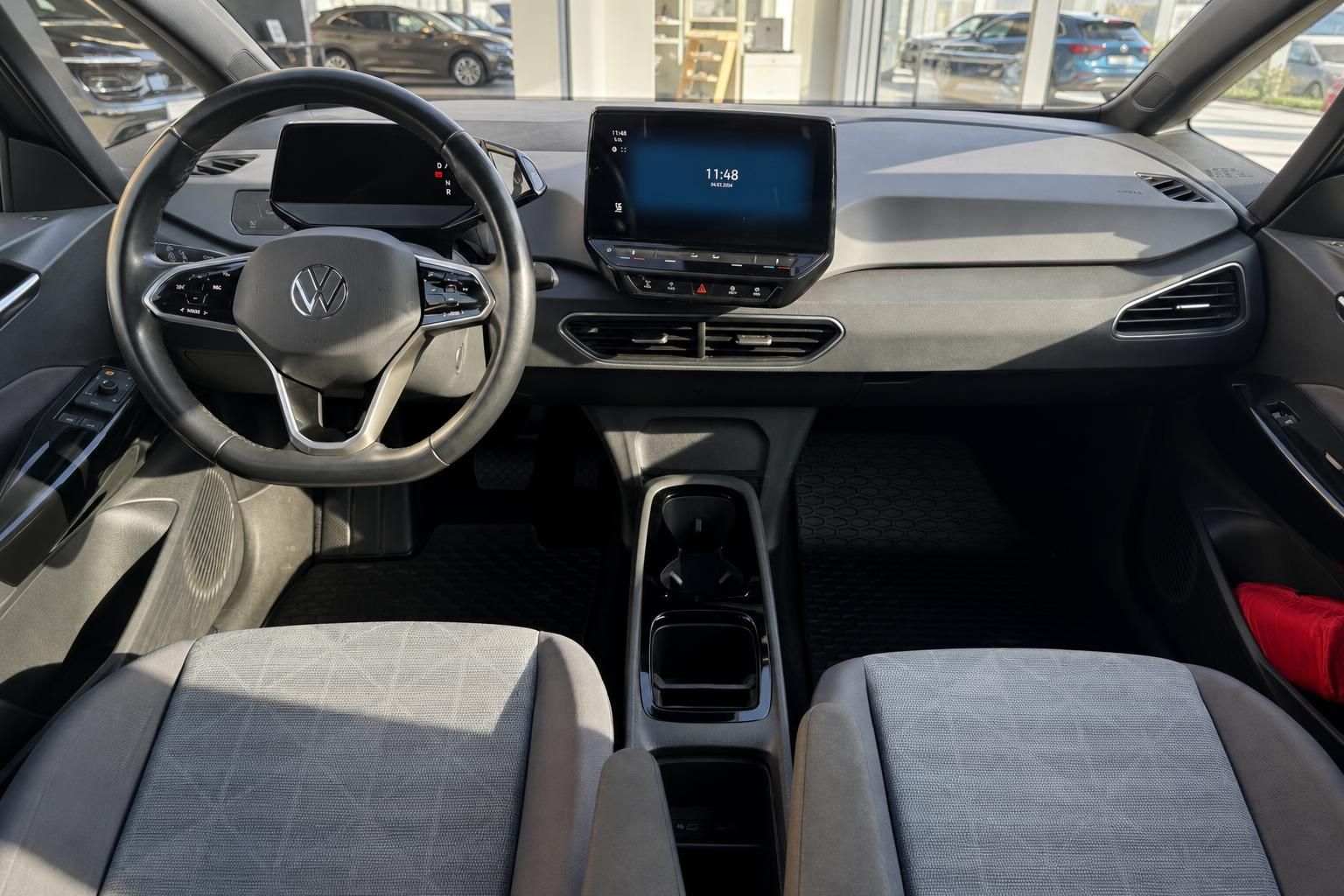 VW ID.3 Cockpit mit Lenkrad, Infotainment-Display und Mittelkonsole – Innenraumansicht