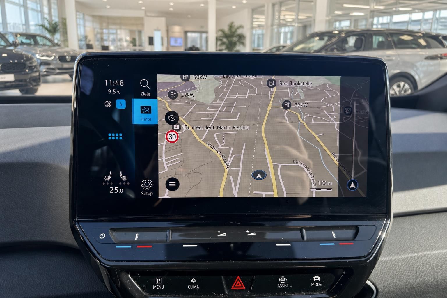 VW ID.3 Infotainment-Touchscreen mit Navigationskarte und Klimabedienfeld im Innenraum