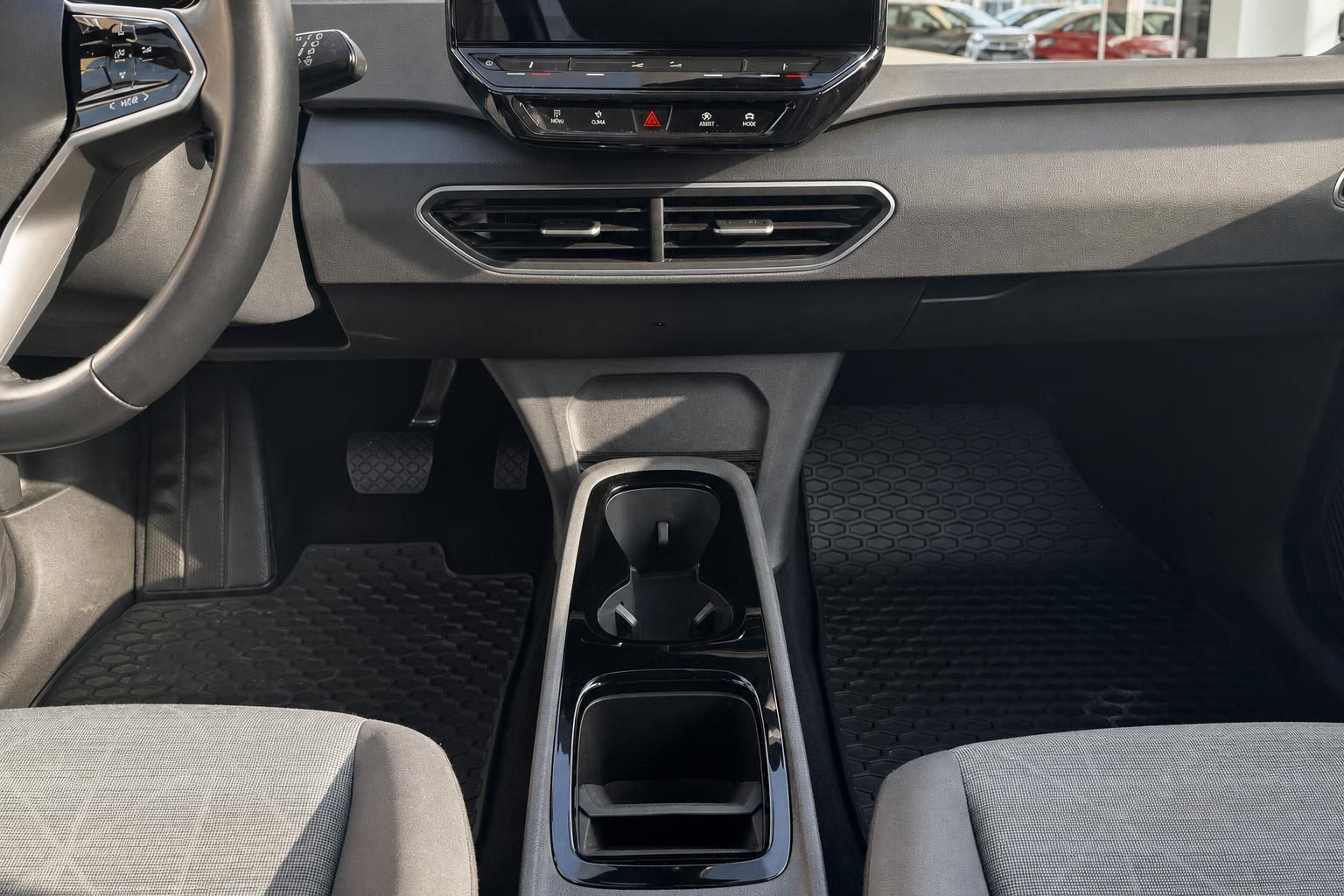 VW ID.3 Innenraum Mittelkonsole mit Infotainment-Display, Becherhalter und Gummimatten