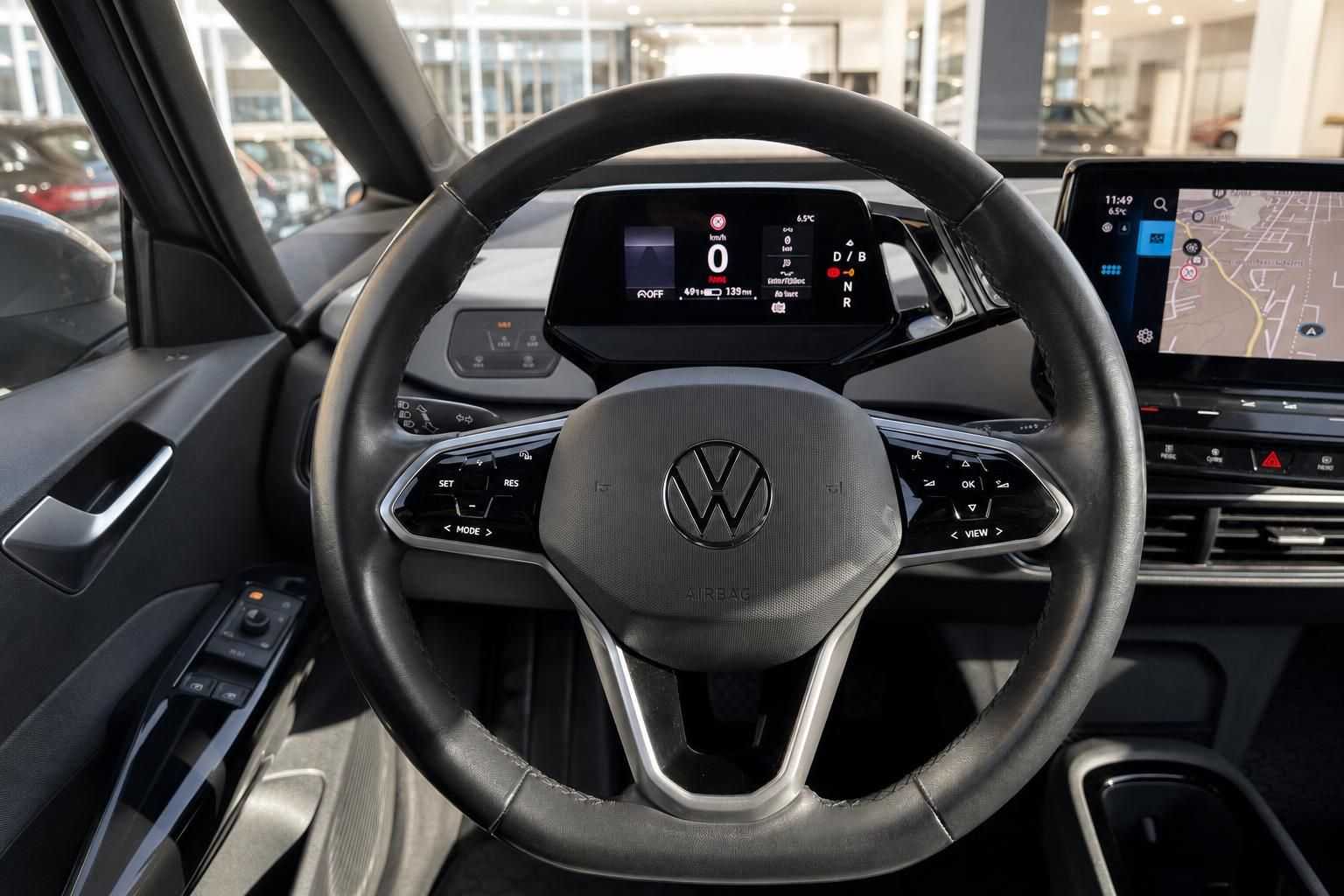 VW ID.3 Lenkrad mit VW-Logo, digitalem Cockpit und Touchscreen-Navigation im Autohaus