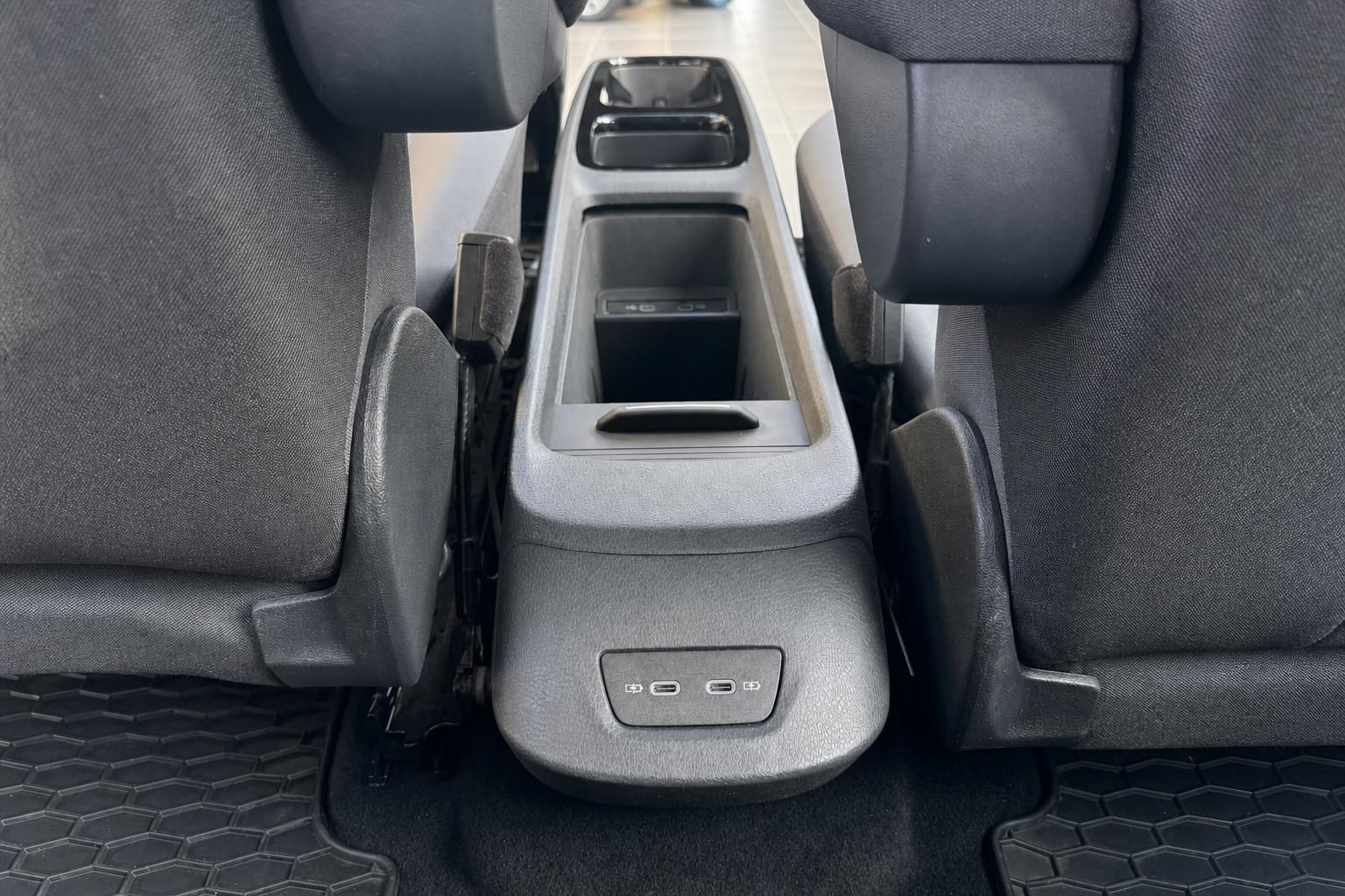 Fahrzeug Rücksitzbereich mit Mittelkonsole, USB-C-Anschlüssen und klappbarer Armlehne