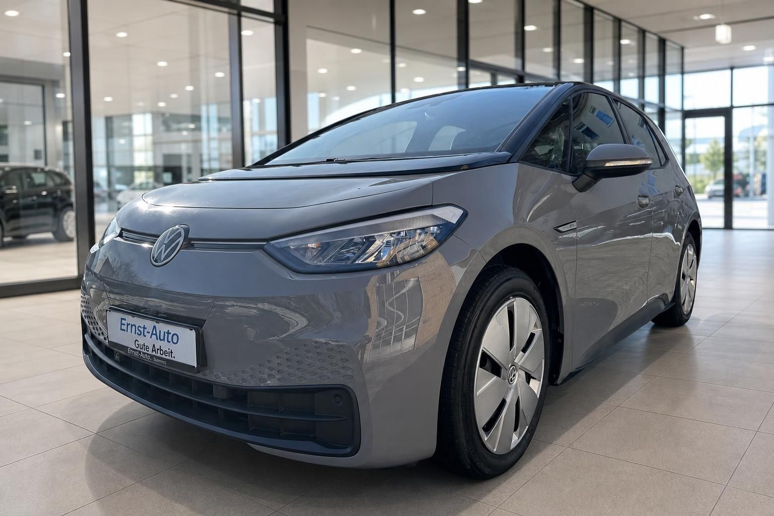 VW ID.3 grau Frontansicht schräg im Autohaus Ernst-Auto