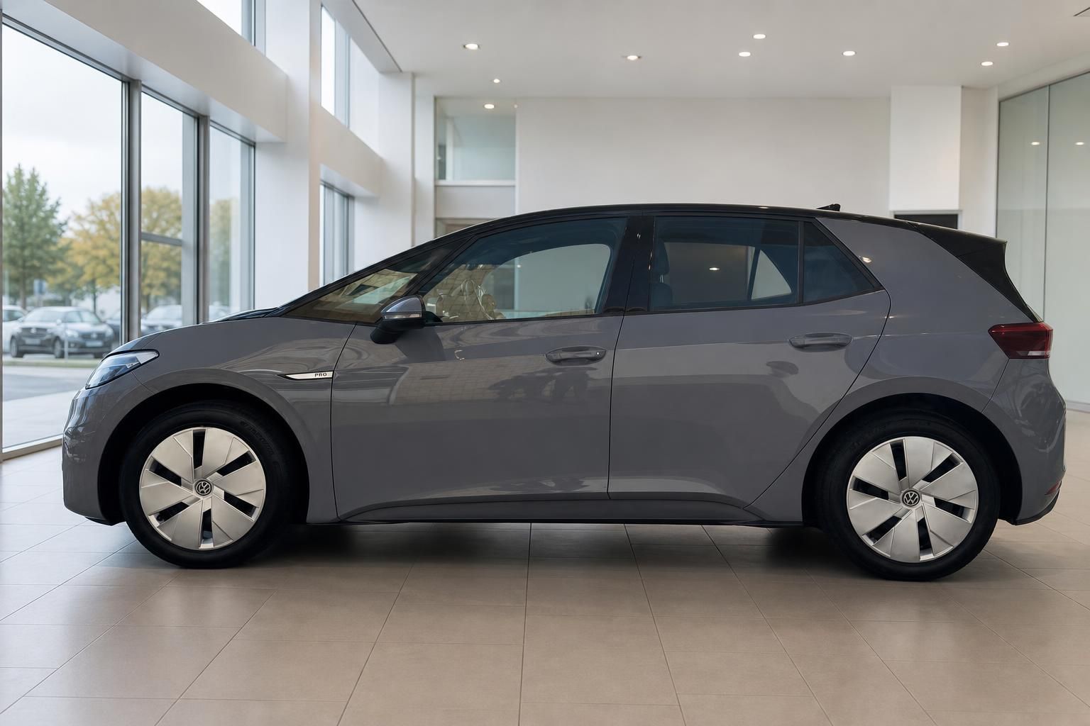 VW ID.3 Pro grau Seitenansicht links im Autohaus Showroom