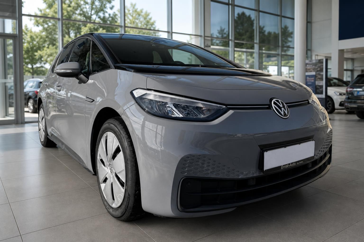 VW ID.3 grau Frontansicht schräg links im Autohaus Showroom