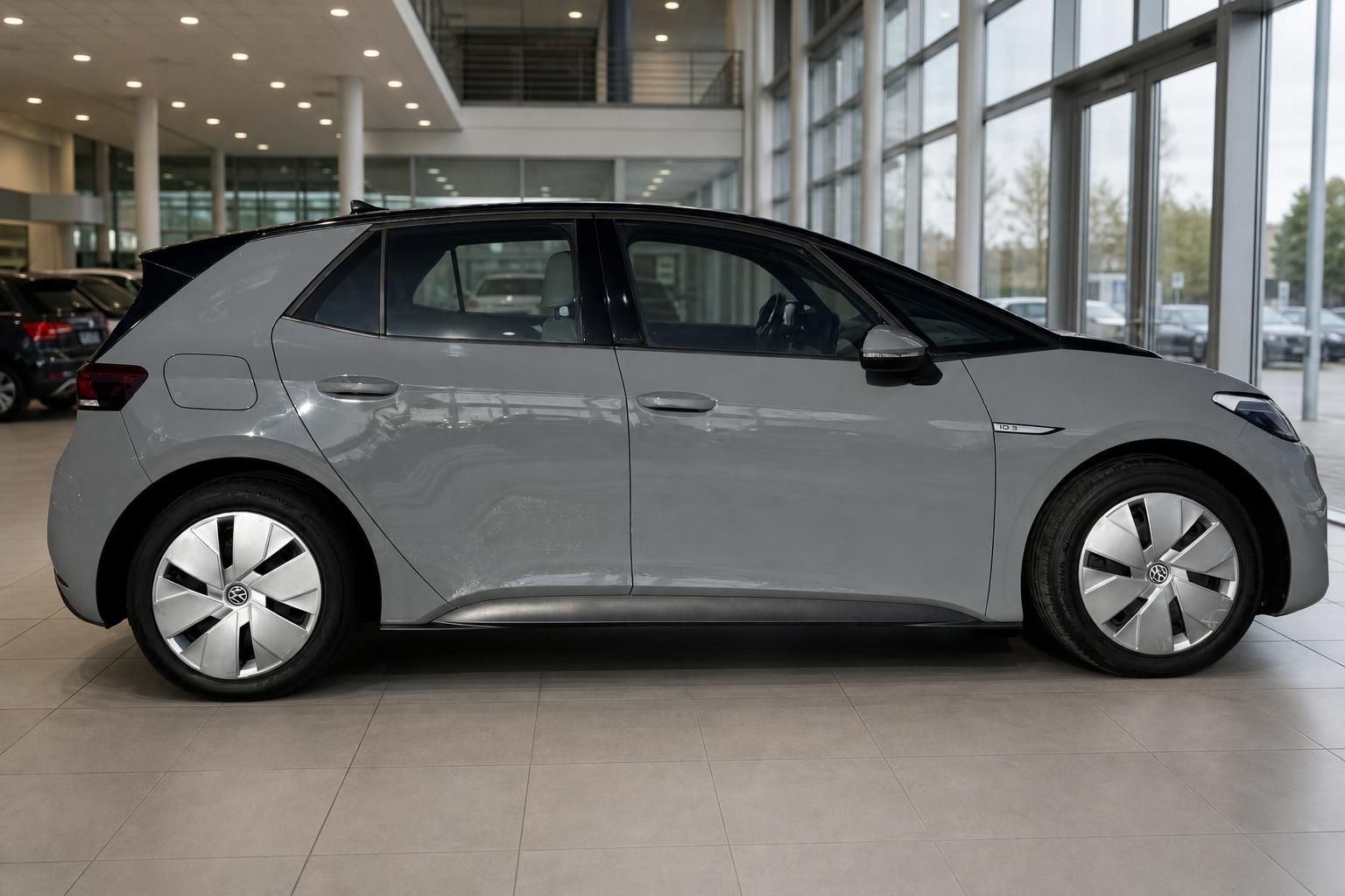 Volkswagen ID.3 grau Seitenansicht rechts im VW Autohaus