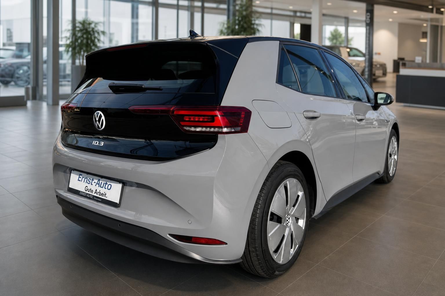 Volkswagen ID.3 hellgrau Heckansicht schräg im Showroom Ernst-Auto