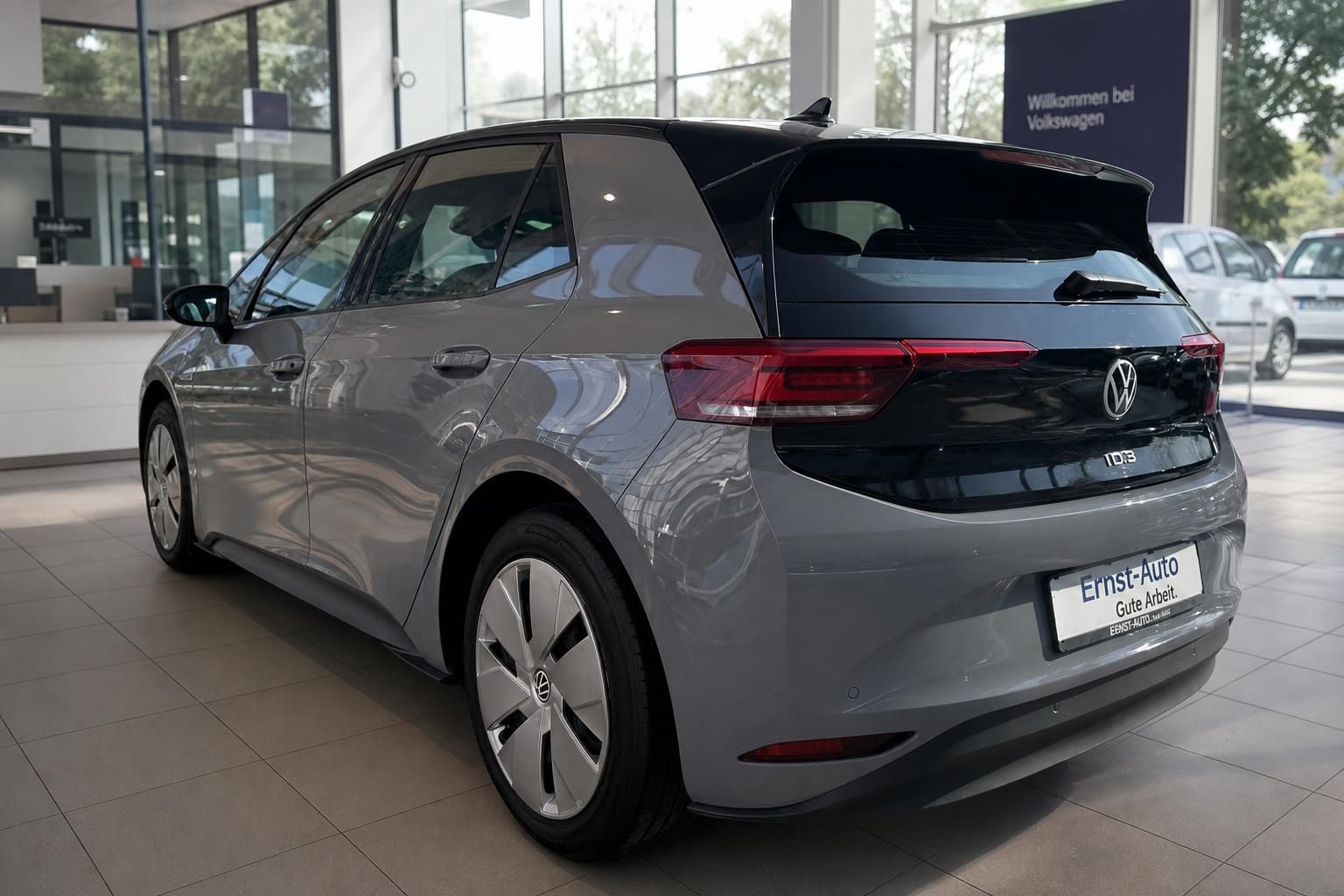 VW ID.3 grau Heckansicht im Autohaus Ernst-Auto, Elektroauto Kompaktklasse