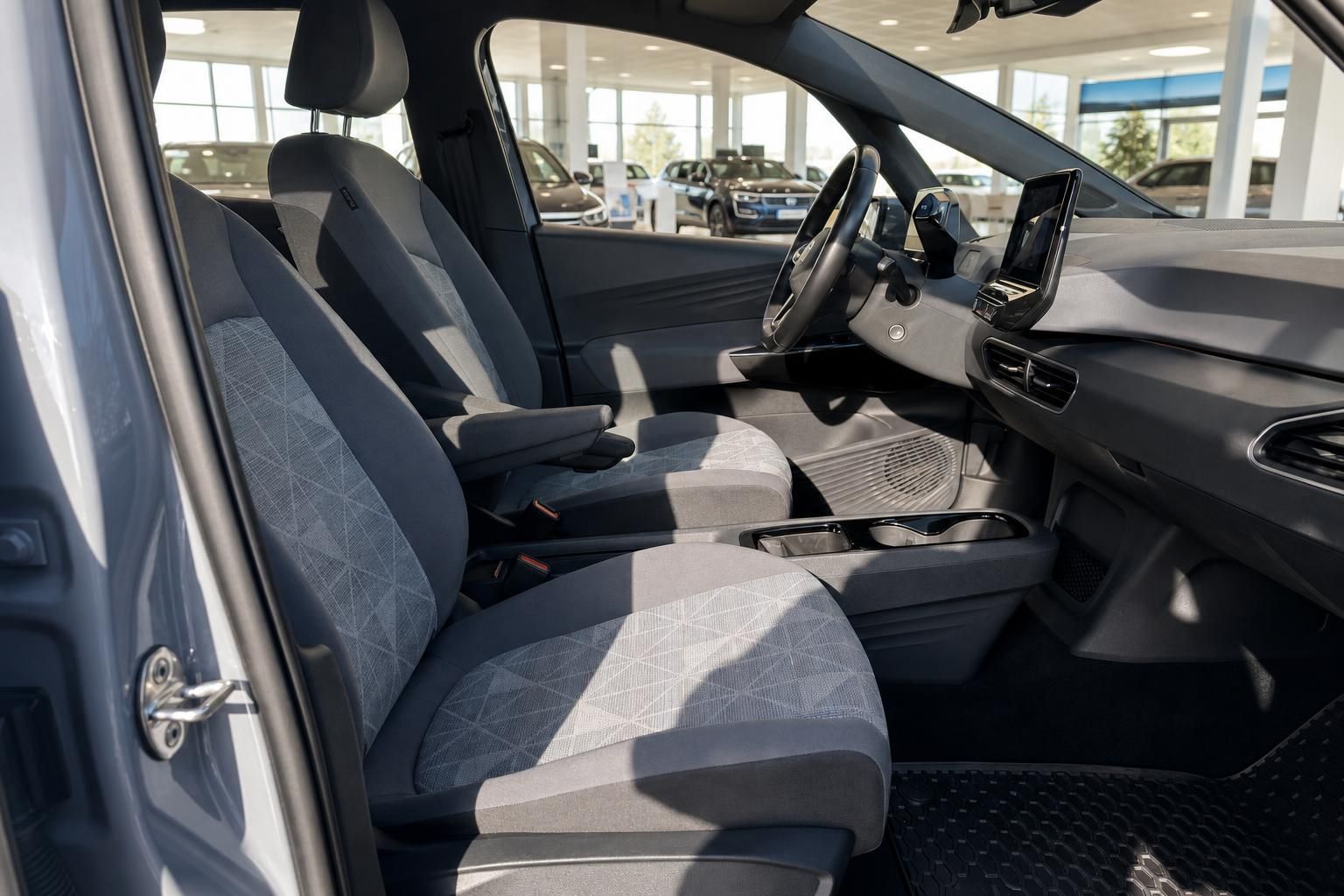VW ID.3 Innenraum Vordersitze mit Stoff-Polsterung grau, Cockpit und Touchscreen im Autohaus