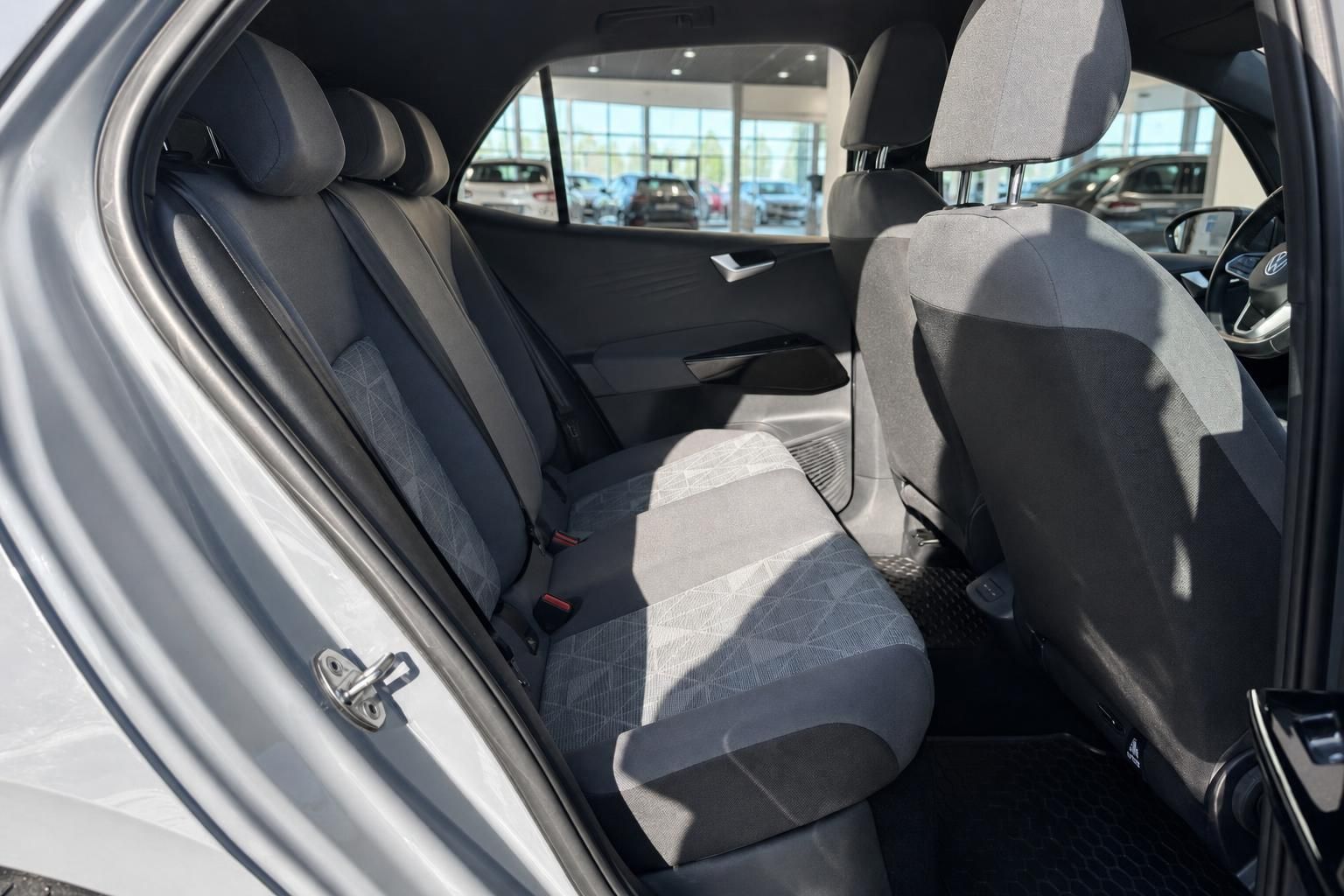 VW ID.3 Rücksitzbank Innenraum mit Stoff-Polsterung grau, geräumiges Platzangebot hinten
