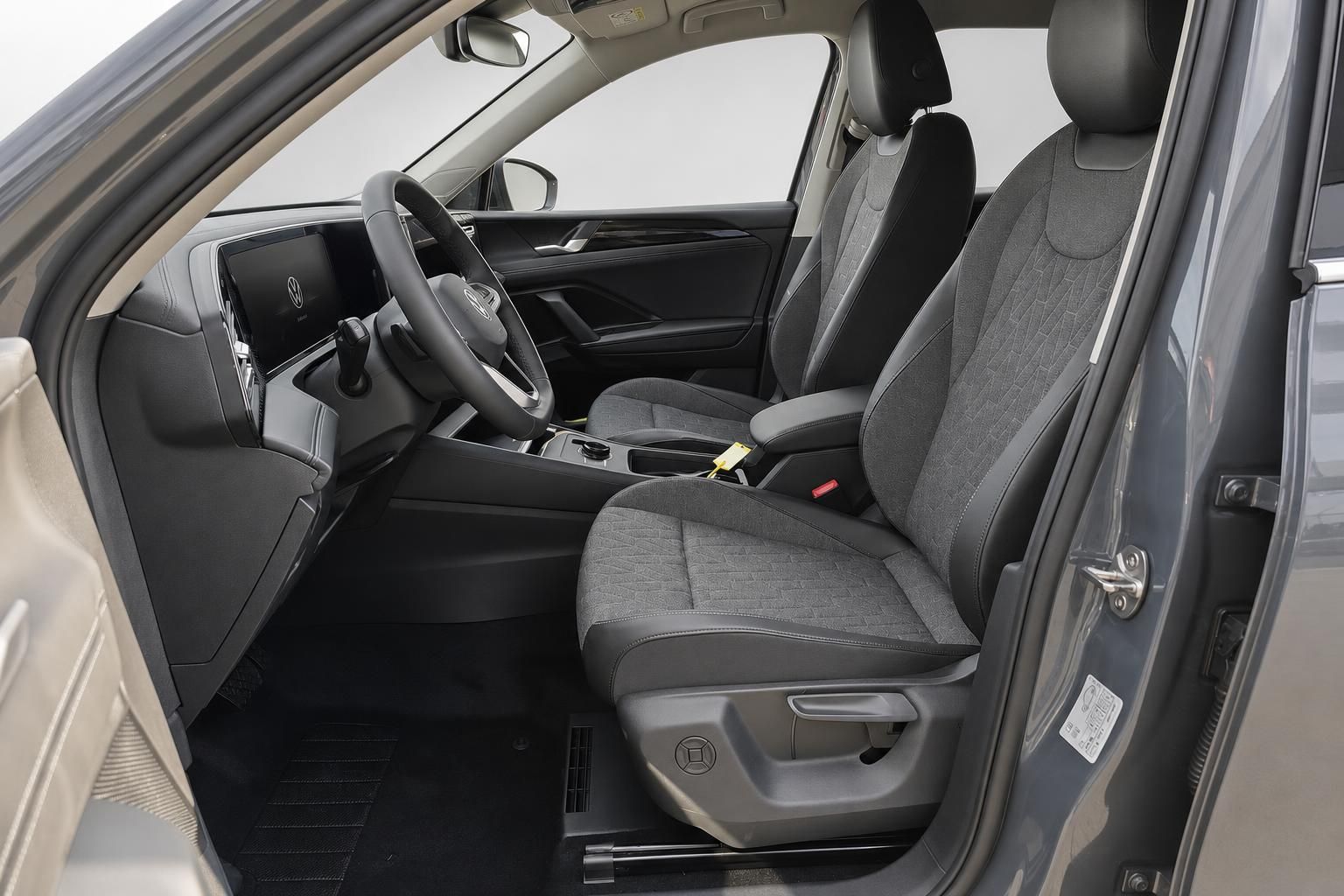VW Innenraum Vordersitze mit schwarzem Stoffbezug und Cockpit