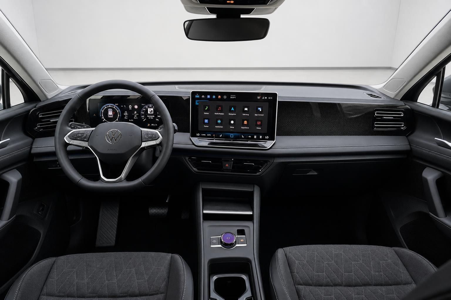 VW Tiguan Cockpit mit Lenkrad und digitalem Infotainment