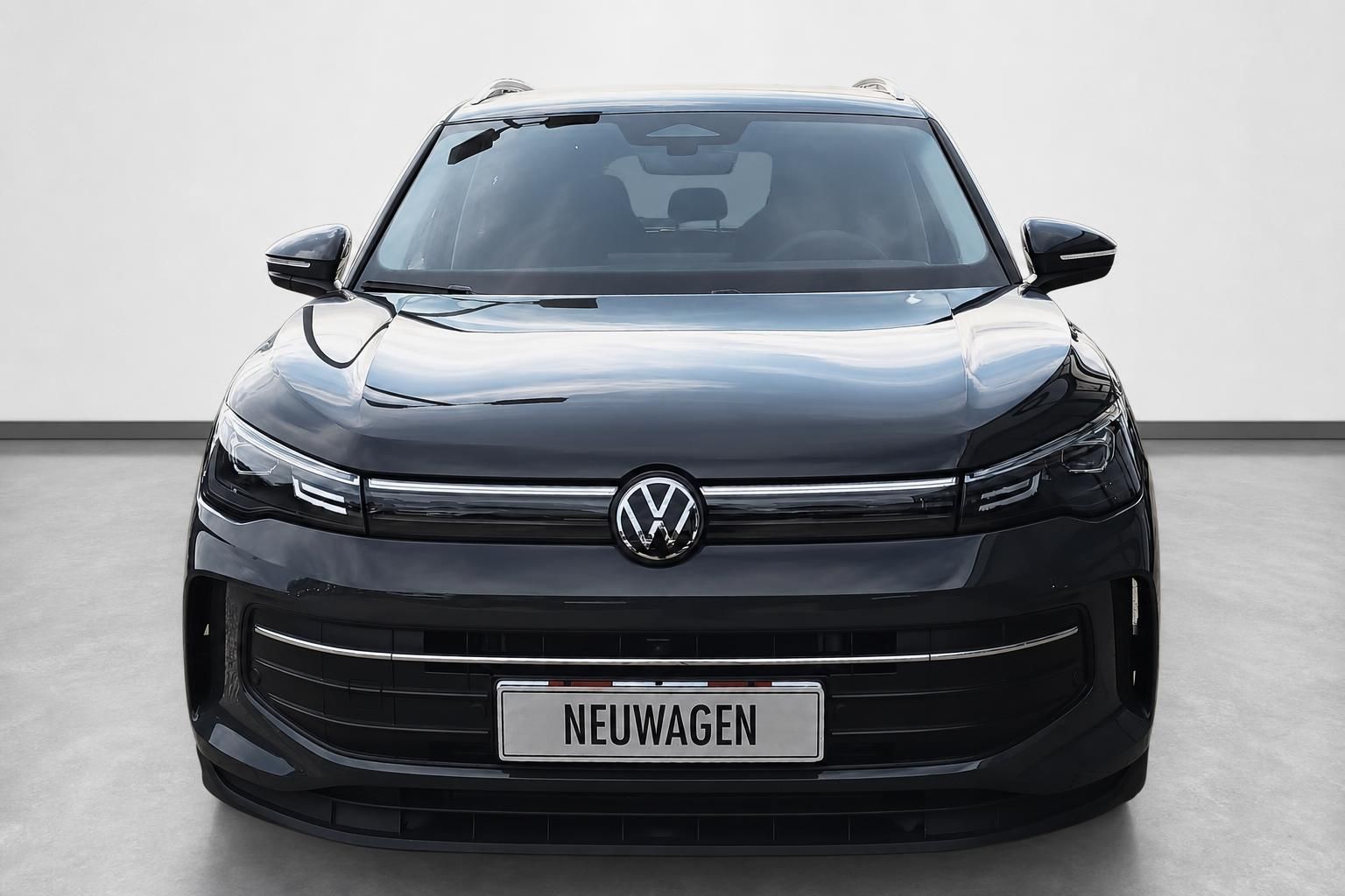 VW Touareg schwarz Frontansicht mit Kennzeichen Neuwagen
