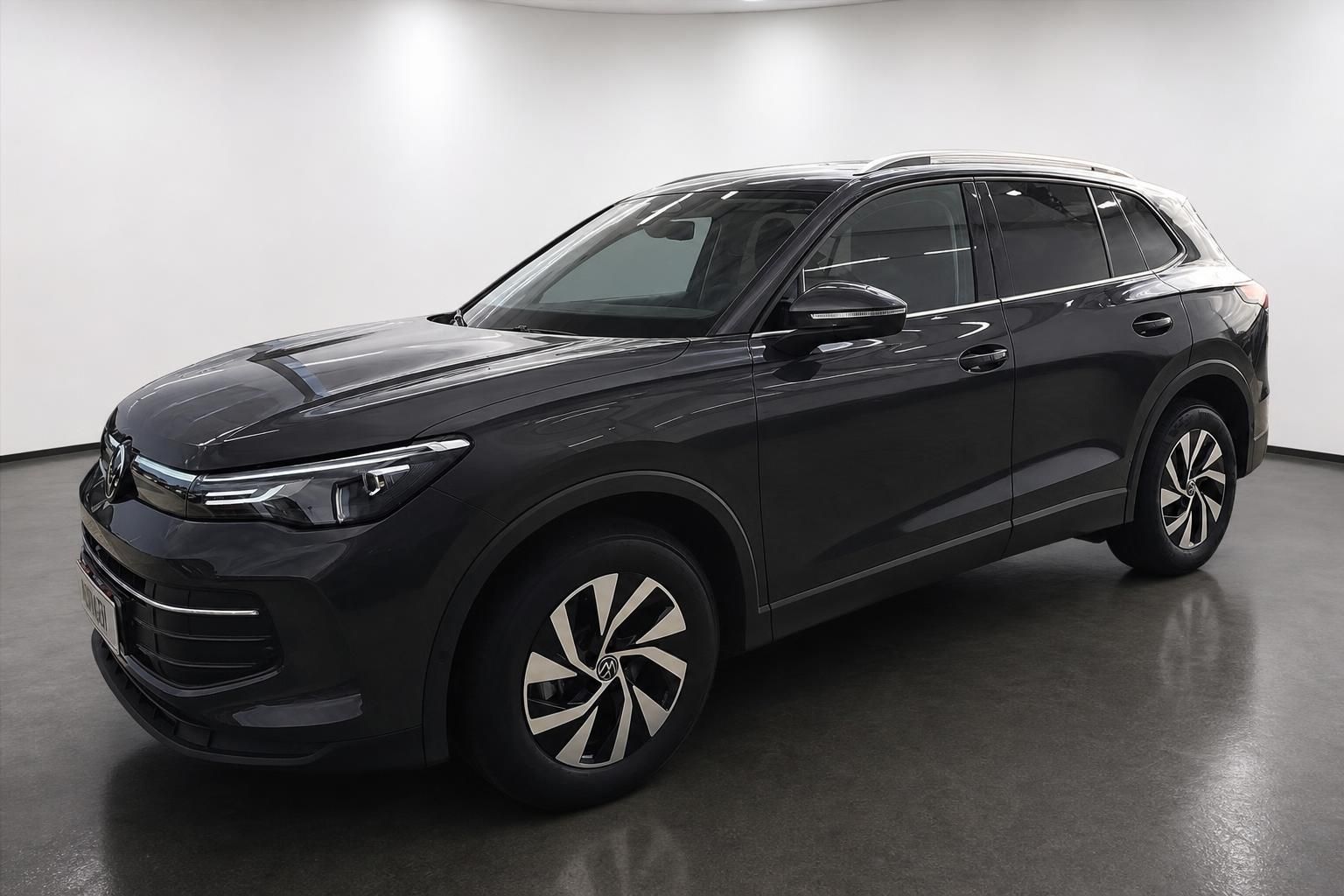 VW Touareg schwarz Frontansicht schraeg im Studio