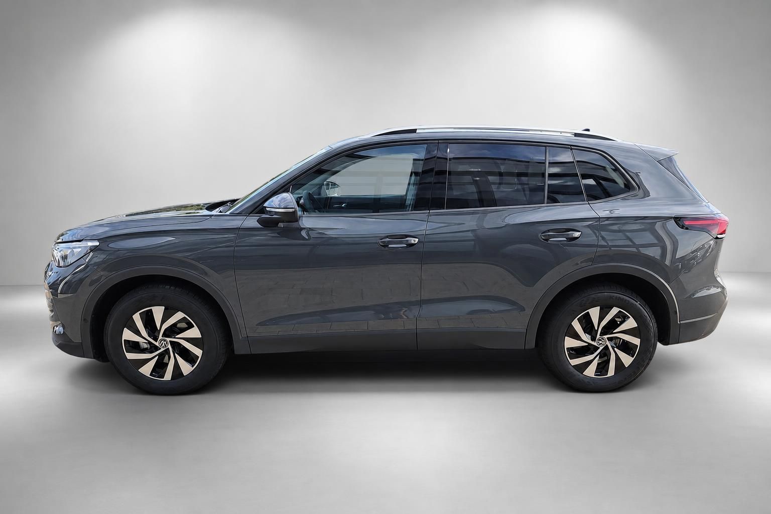 VW Touareg grau Seitenansicht Profil Studioaufnahme