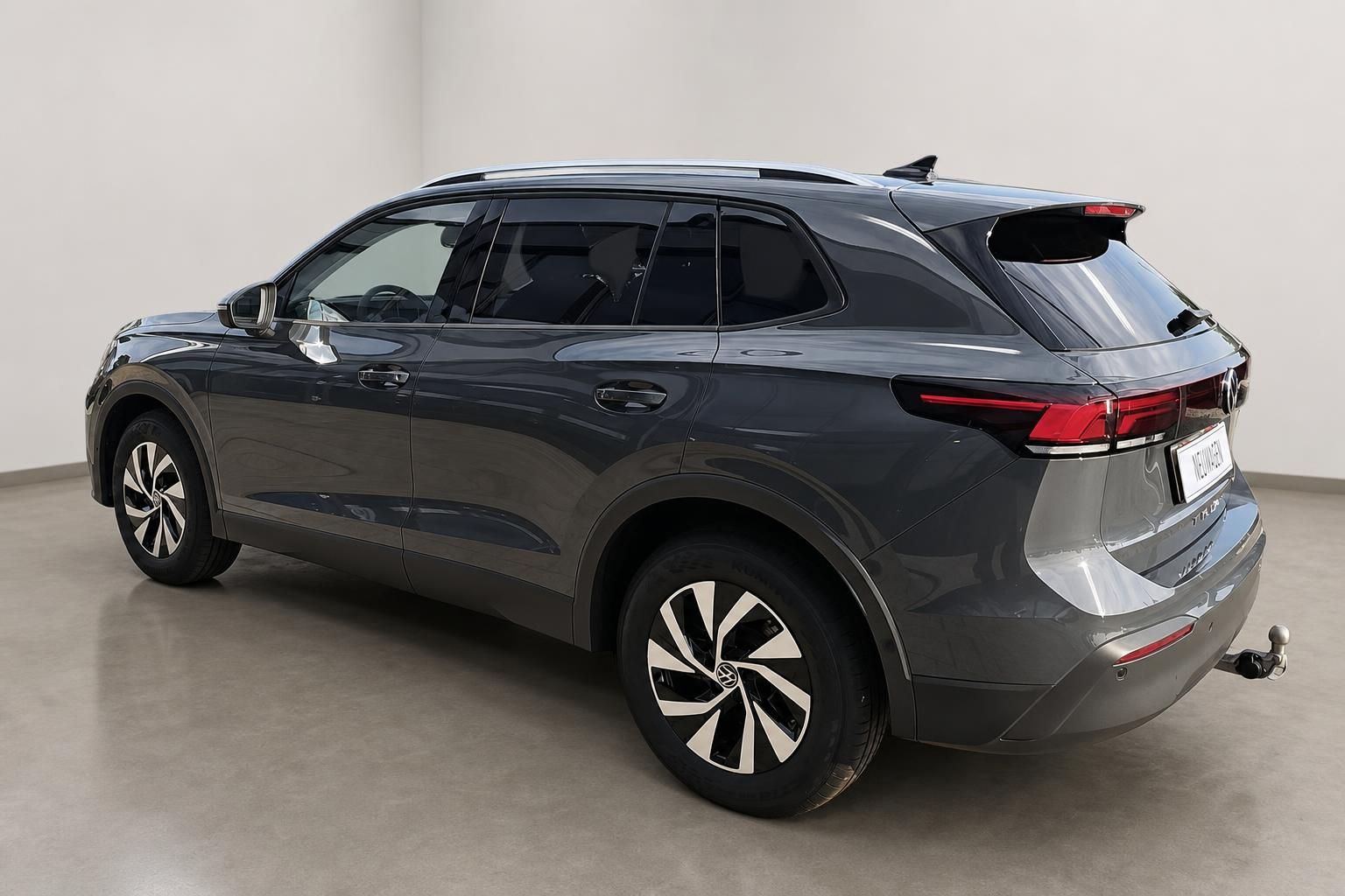 VW Touareg grau Heckansicht schraeg mit Anhaengerkupplung