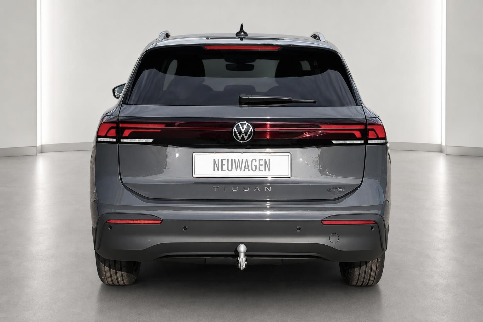VW Tiguan eTSI Neuwagen, Heckansicht mit Anhängerkupplung