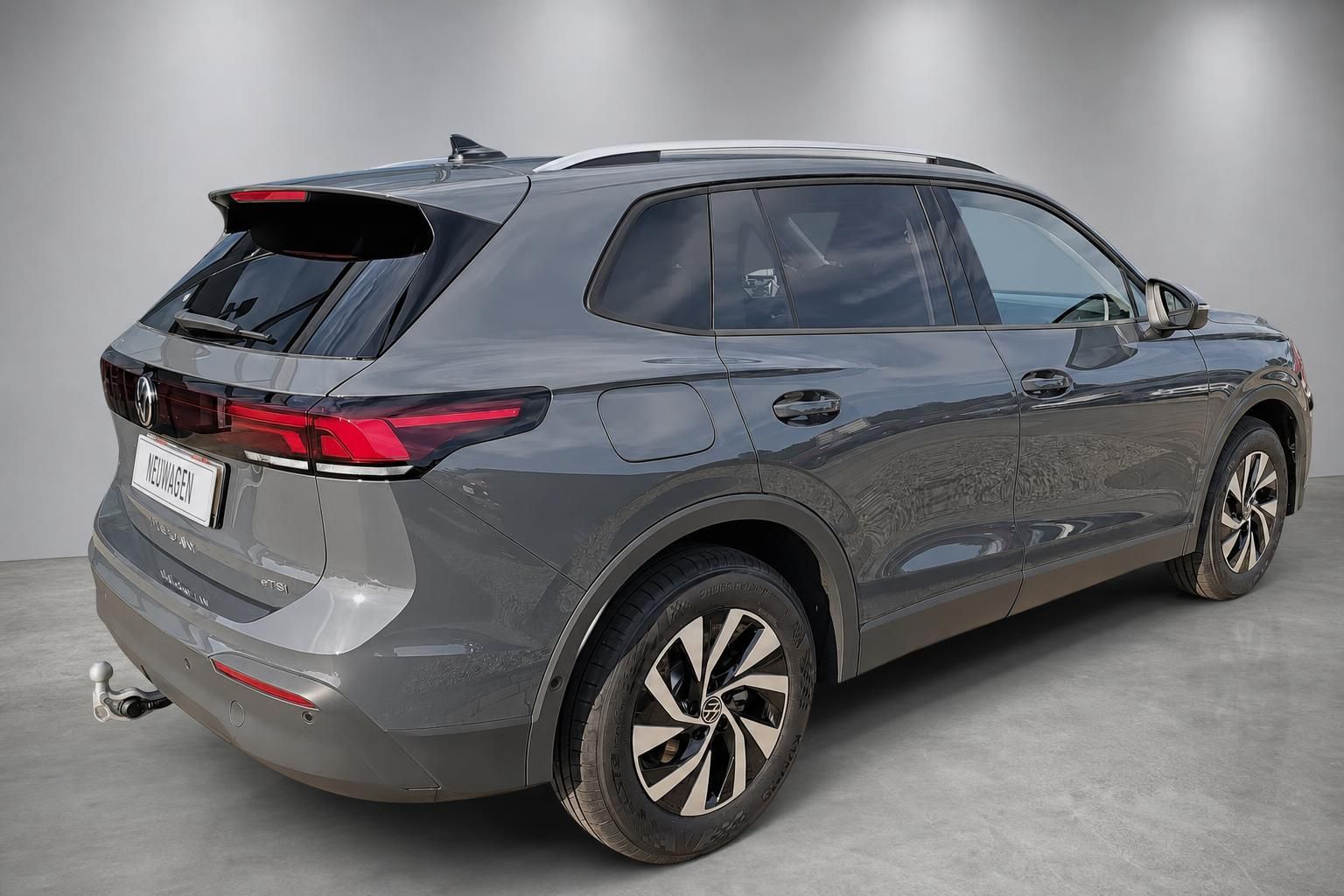 VW Tiguan eTSI Neuwagen, Heck-Seitenansicht in Grau