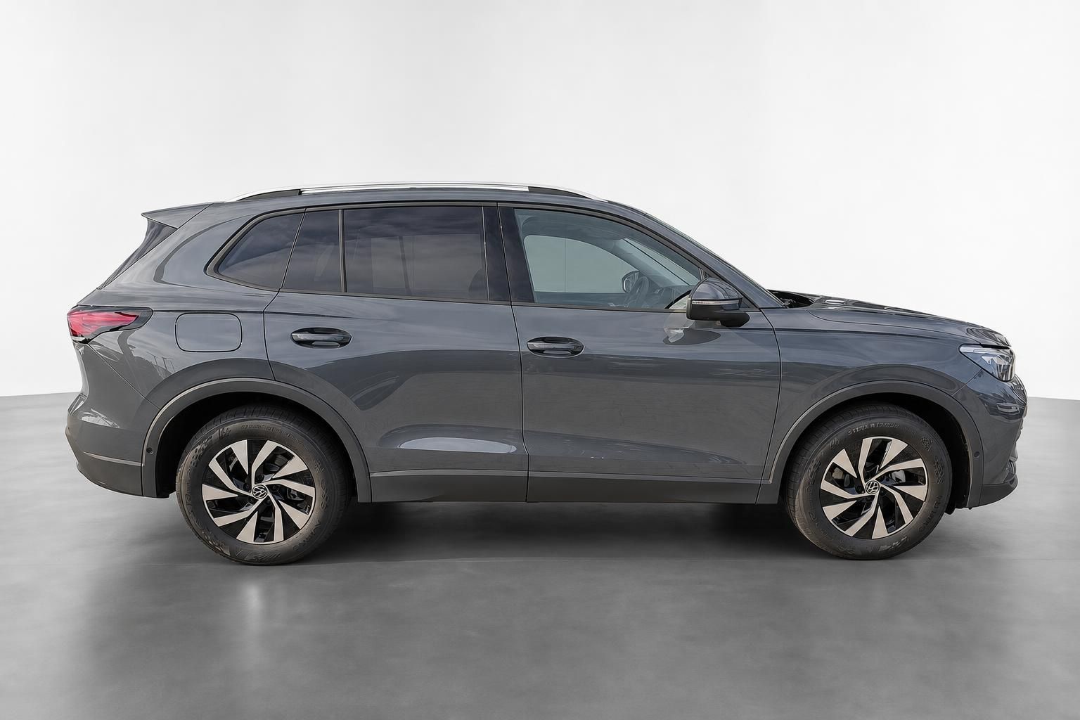 VW Tiguan eTSI in Grau, Seitenansicht im Fotostudio