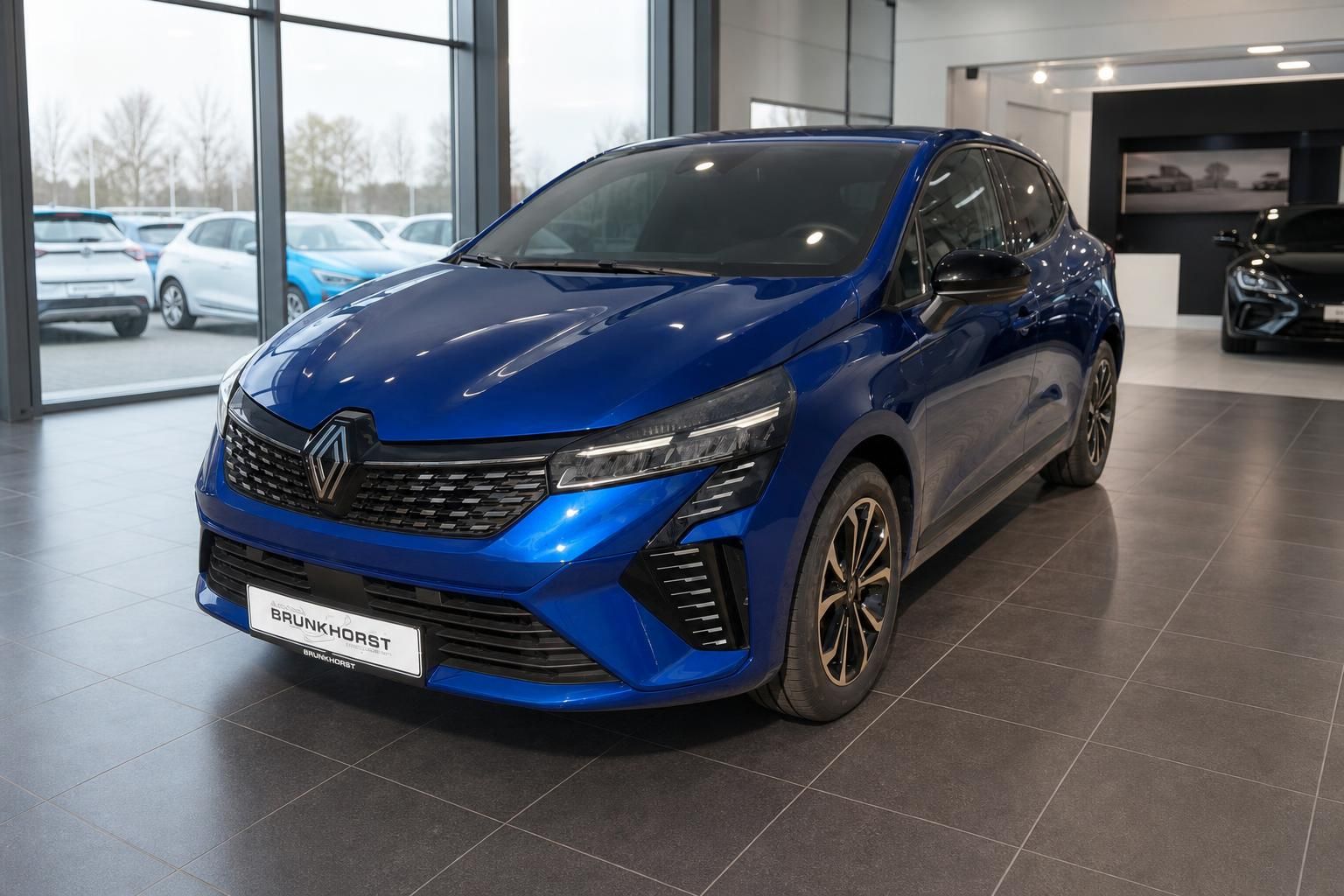 Renault Clio blau Seitenansicht im Autohaus - eleganter Kleinwagen mit sportlichem Design